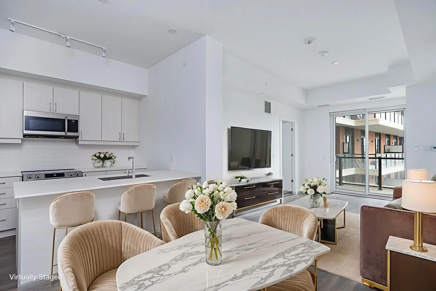 🏡✨ Discover your dream lifestyle in the heart of downtown Collingwood! This stunning 2-bedroom, 3-bath condo at the Monaco Condominiums offers modern comfort and unbeatable convenience. 🏙️ 
Imagine walking to the waterfront, boutique shops, cozy c