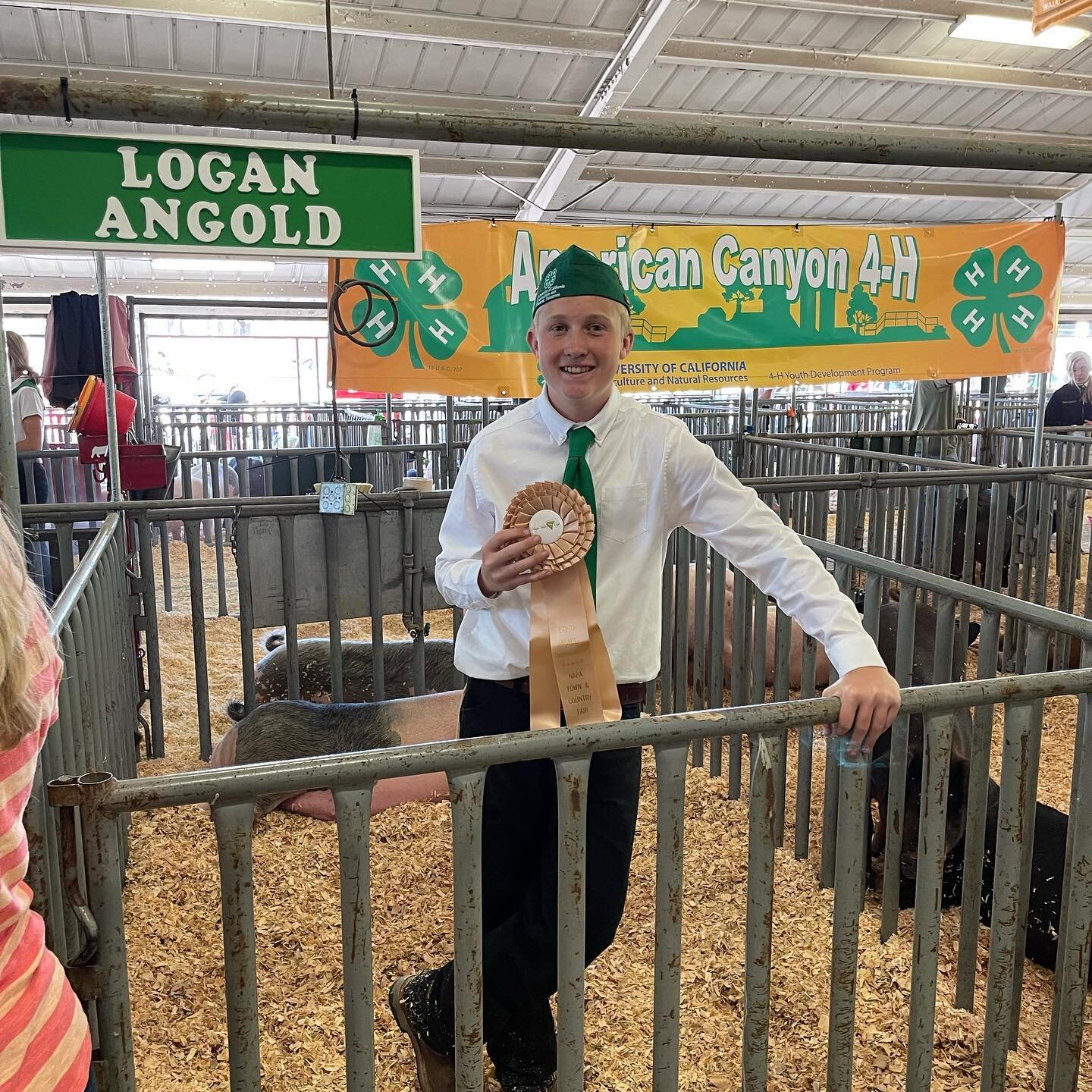 Great to see the next generation of our family getting involved with raising livestock. Logan worked his tail off raising his market hog &quot;Barb&quot; and the efforts paid off 👊 #4h #youngfarmer #familyfarm #forestlakefarms