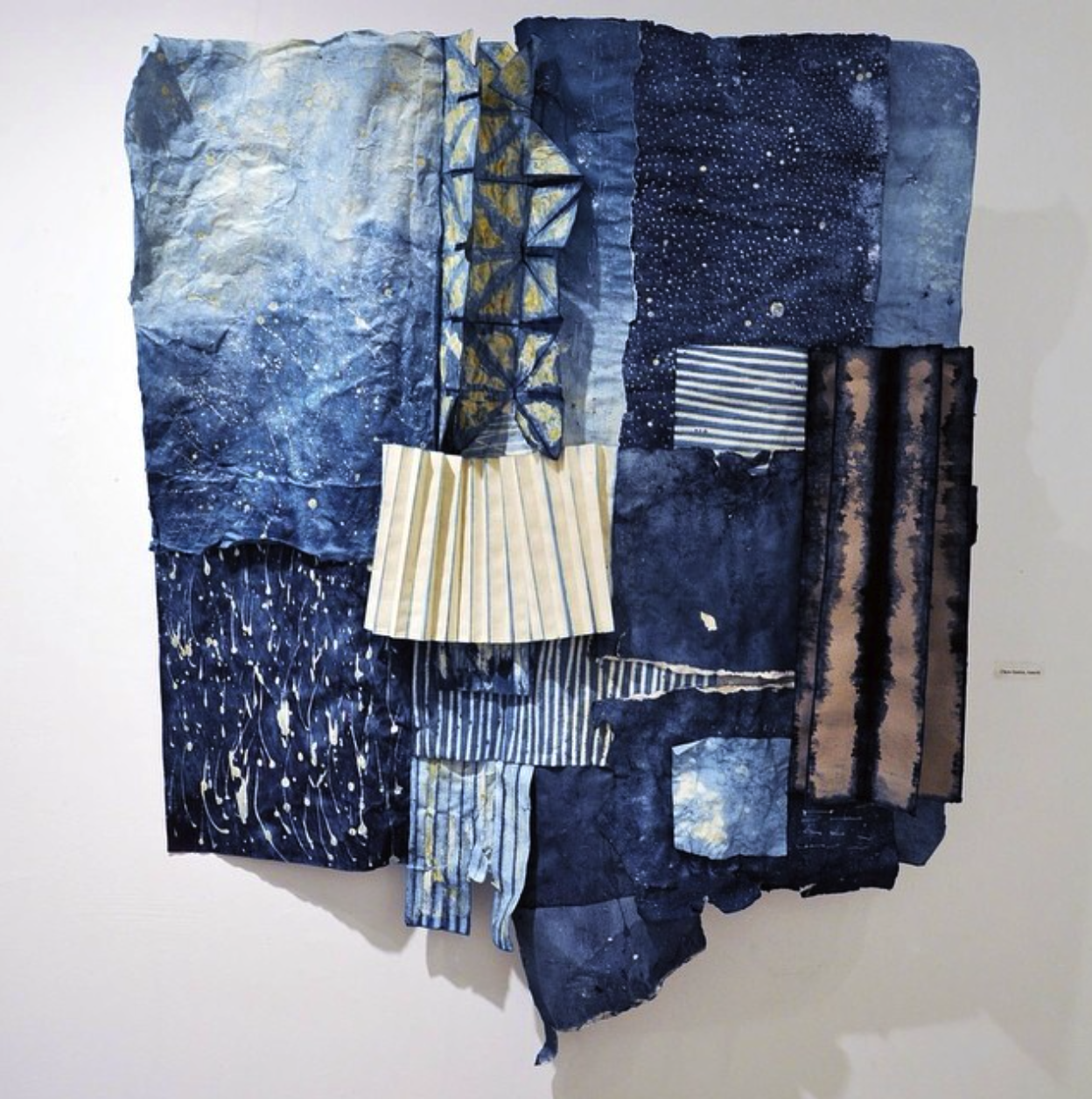 ATELIER THÉMATIQUE: à la manière d'Amaris Chow, teinture de papier à l'indigo