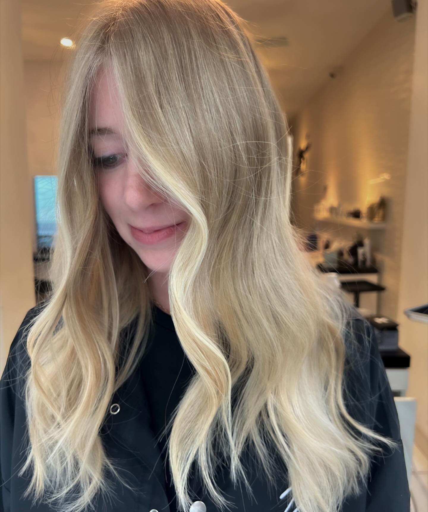Framing The Face 💛
.
#mobawards_blonde2023 
#mobawards_faceframe2023 
.
Lifted using @lorealpro  platinum paste 
.
Styled using @t3micro 1.25 barrel
.
#chicagoblondespecialist #chicagohairstylist #chicagobalayage #chicagocolorist #livedinblonde #btc