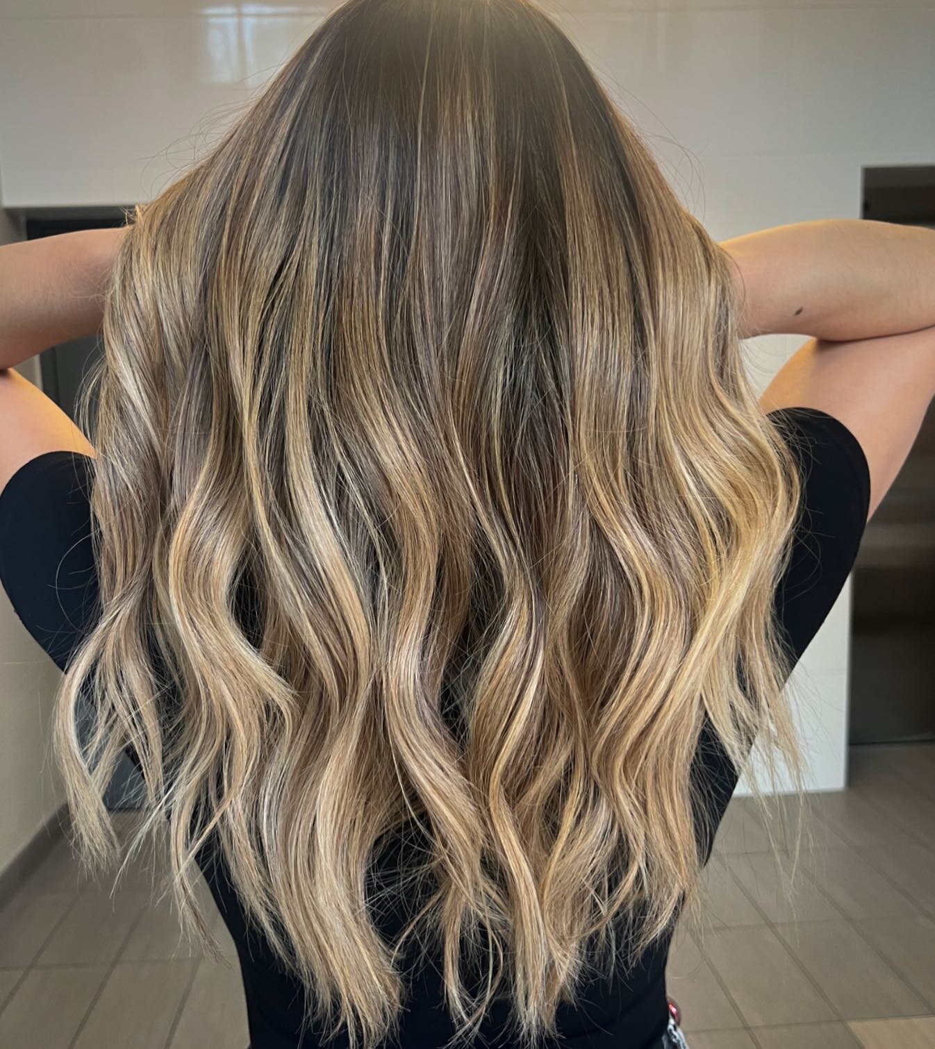 Summer Hair Alert 🔔 
.
Start your blonding journey now 🙃
.
#mobawards_brunette2023 
#mobawards_highcontrast2023 
.
Lifted using @lorealpro studio 9
.
Treated with @k18hair to maintain health 
.
Styled using @t3micro 1.25 barrel 
.
Mane breakdown:
M
