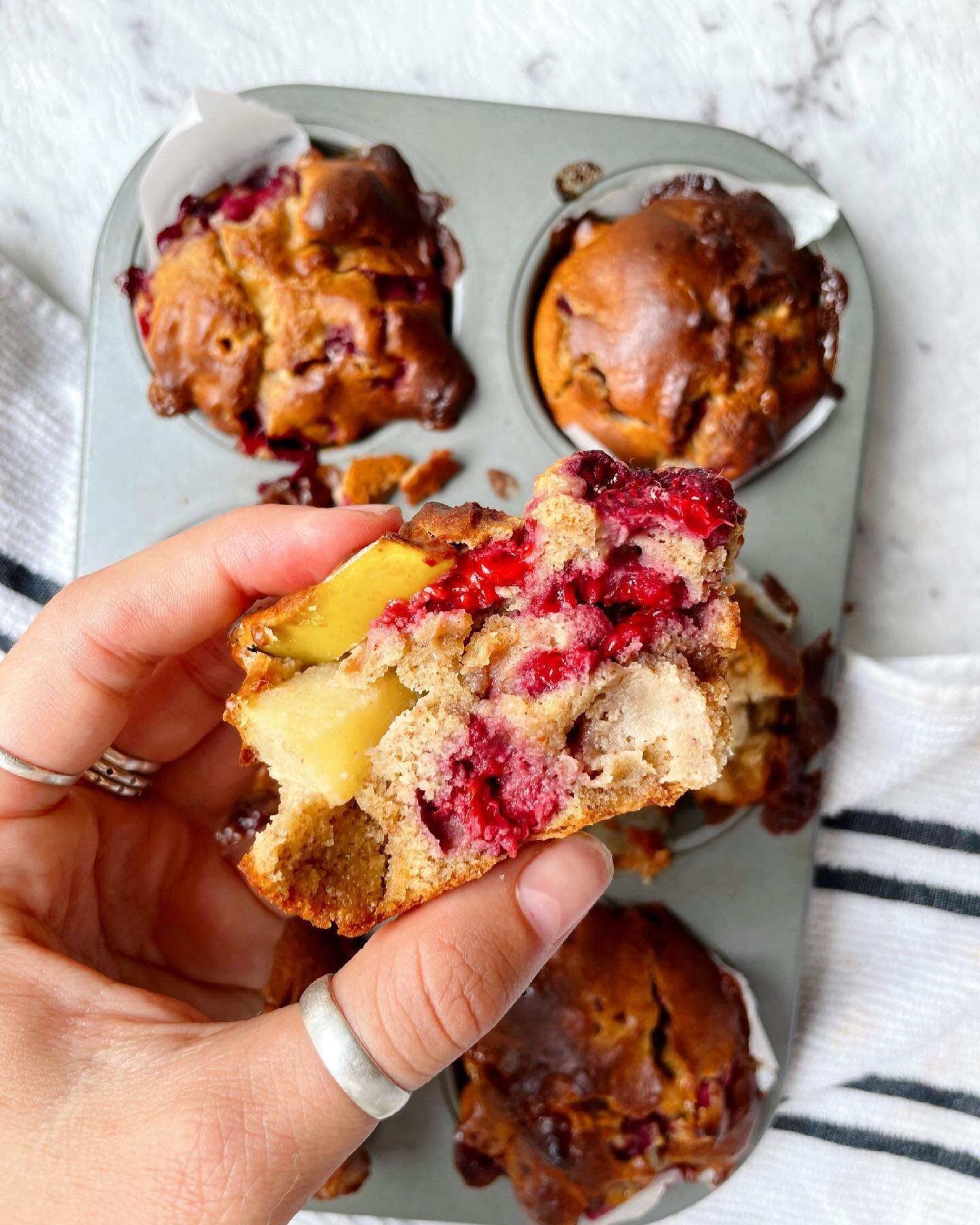 WHITE CHOC , RASPBERRY, APPLE &amp; CINNAMON MUFFINS 🍏 

Sydney friends we&rsquo;re in for a rainy week ahead! Perfect weather for baking 😋

Try these delicious gluten &amp; dairy free muffins! 👇🏽

- 1 cup almond meal 
- 1/2 cup vanilla protein (