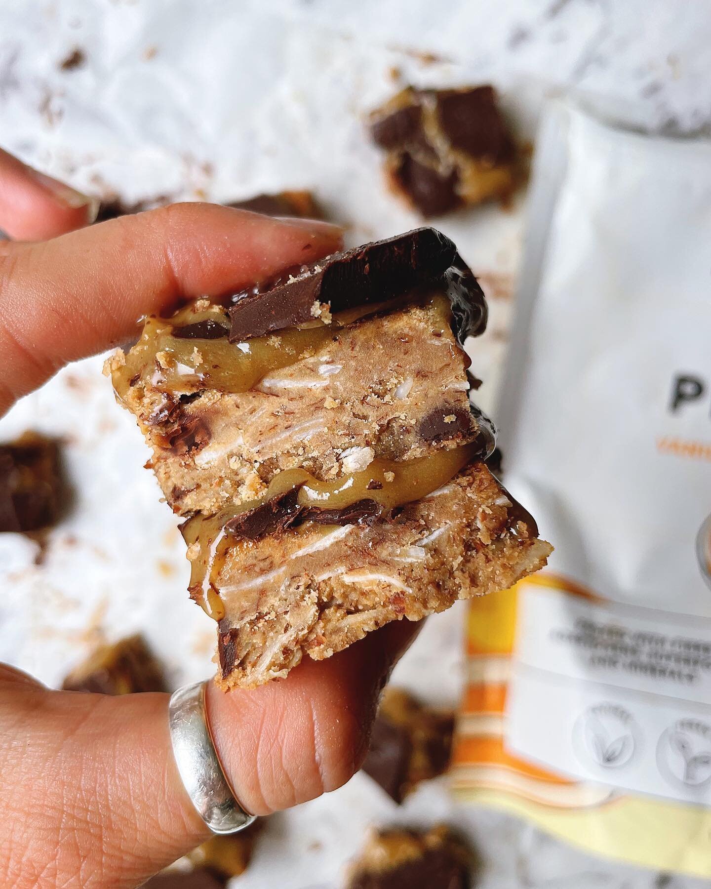 PROTEIN CHOC TAHINI CARAMEL SLICE 🤤 the besttttt pick me up when you need that sweet treat but don&rsquo;t want to spike your sugar levels! The healthy fats &amp; protein will keep you satiated unlike a normal processed treat ( I&rsquo;ve got you 😉