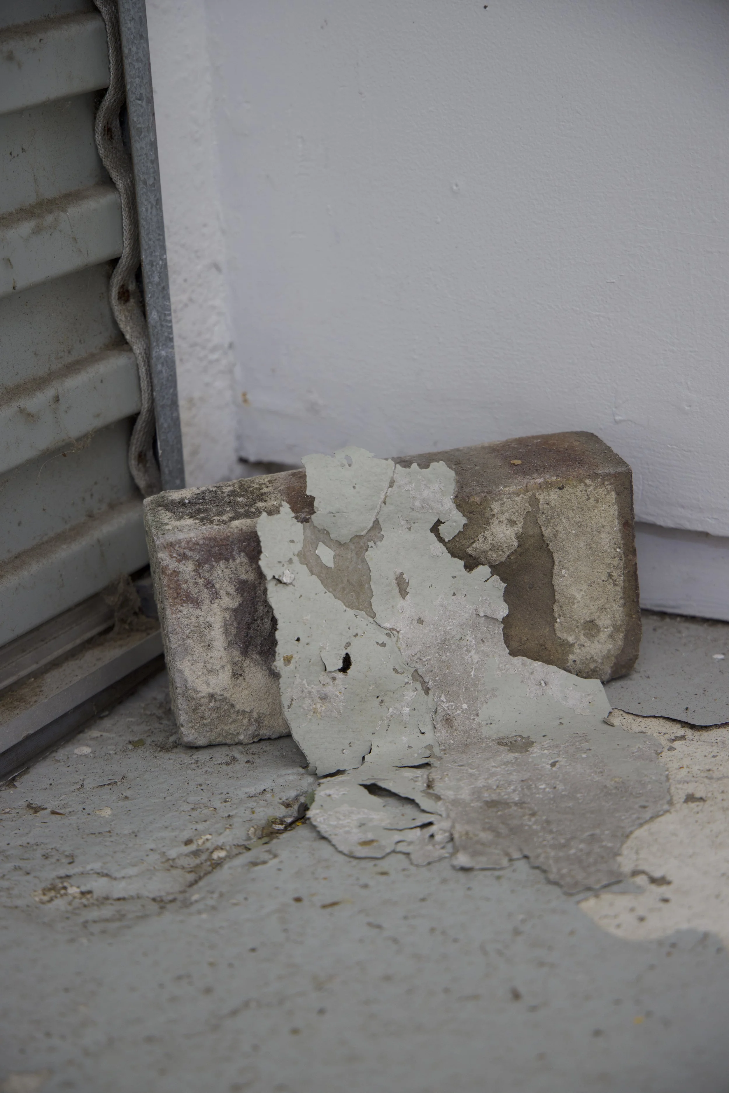 Site drawing (installation view), 2025
Site-specific installation. 
Found and discarded materials (cement mortar, acrylic lacquer, PVA, brick).
Dimensions variable.
Photo courtesy of Puzzle Gallery, Chippendale