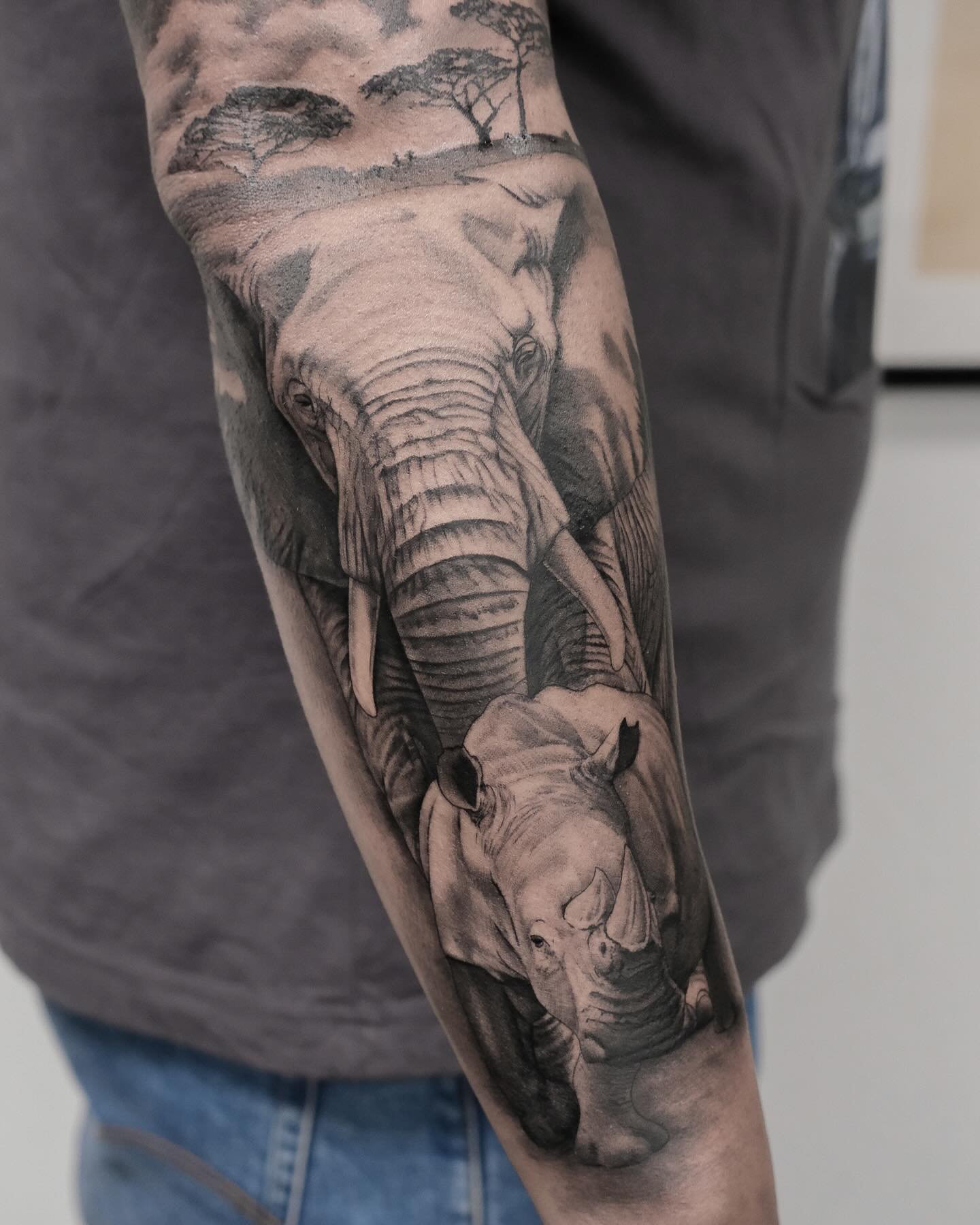 Danke f&uuml;r dein Vertrauen Pascal
.
.
.
.
#realistictattoo #waldemartattooing #waldilism #blackandgreytattoo #nobletattoo #nobletattoo #art #tattooart #artist #tattooartist #inked #fineline #delicattattoo #fyp #germantattooer #elephant #rhino