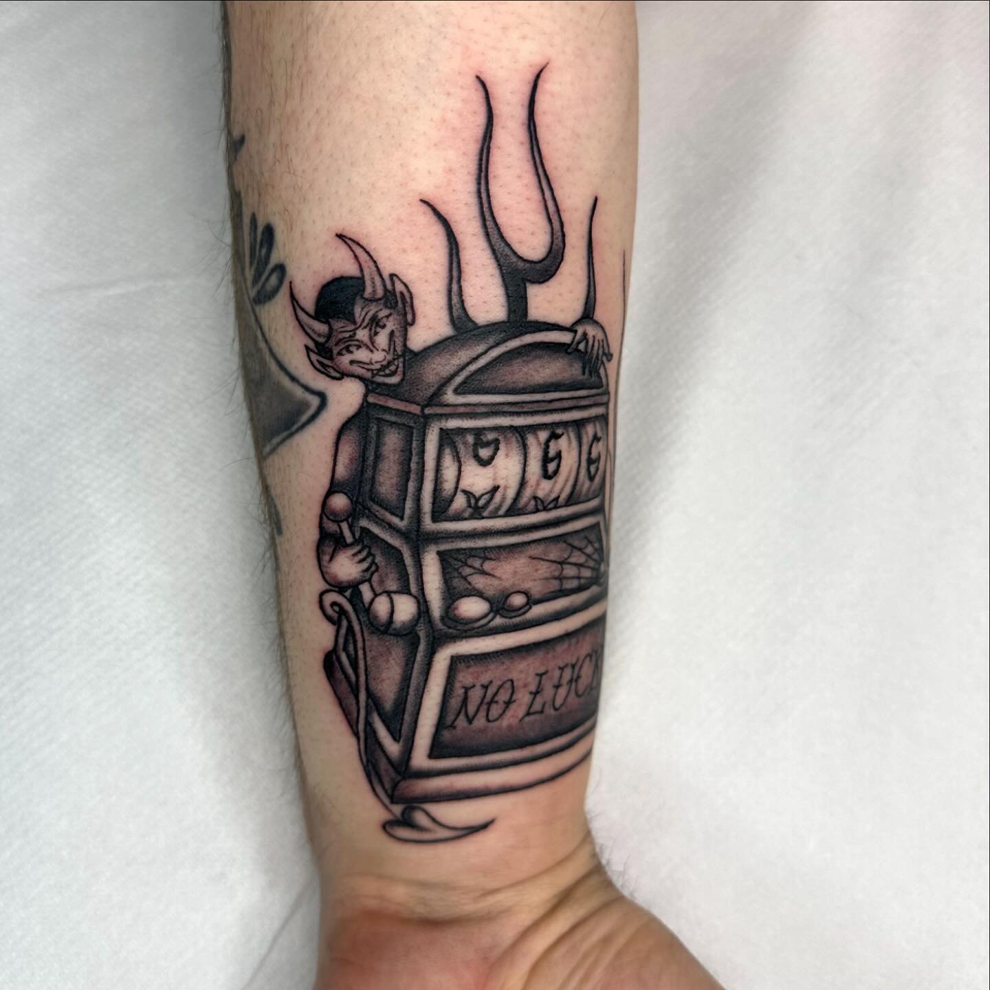 ❤️THE GAMBLER❤️

Danke Lorenz f&uuml;r das Vertrauen❤️❤️
Done @noble_tattoo 
Ich habe im Dezember noch freie Termine. Falls ihr Interesse an einem Wannadoo von mir habt oder eine coole eigene Idee die ihr verwirklichen wollt, schreibt mir gerne eine 