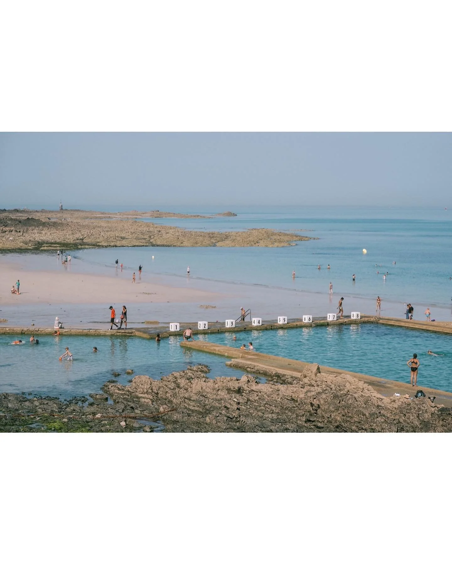 La dolce vita &agrave; la granvillaise, &ccedil;a donne &ccedil;a : chiller sur les rochers ou profiter de la piscine de mer au plat Gousset ✌🏻
.
&Ccedil;a sent presque l&rsquo;iode quand on regarde ces photos non ?
.
.
#granville#destinationgranvil