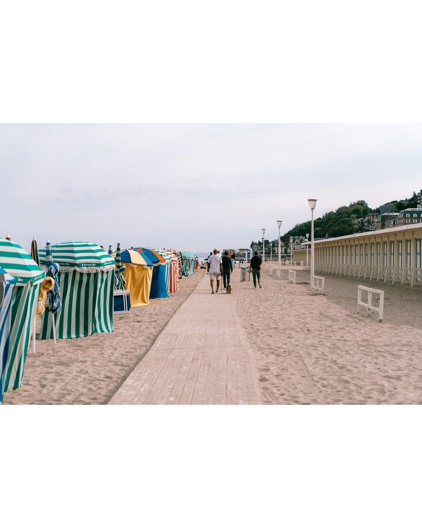 Le charme d&eacute;suet des cabines de Trouville, de bon matin 💙
.
.
#trouvillesurmer#trouville#cabinedeplage#normandie#calvados#normandietourisme#normandy#normandie_tourisme#normandie_focus_on#calvadostourisme#trouvilledeauville