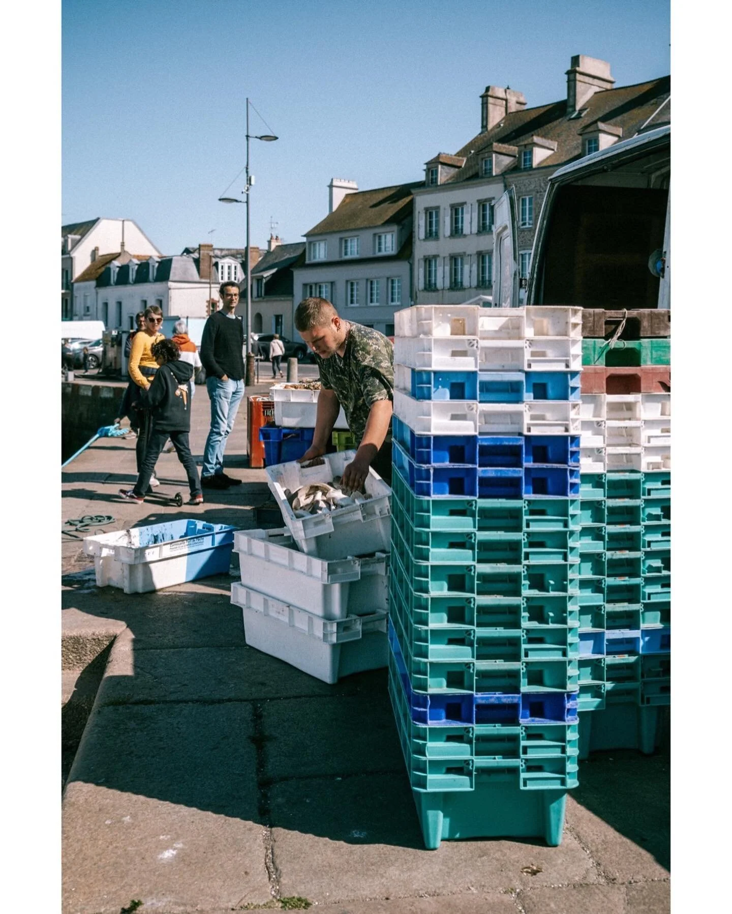 La d&eacute;barque &agrave; Saint-Vaast 🛟⚓️🐟
.
Les p&ecirc;cheurs arrivent comme des stars, les gens s&rsquo;agglutinent autour d&rsquo;eux pour observer le butin !
.
Je suis de retour apr&egrave;s une pause Corse, &agrave; vos agendas, je suis fra