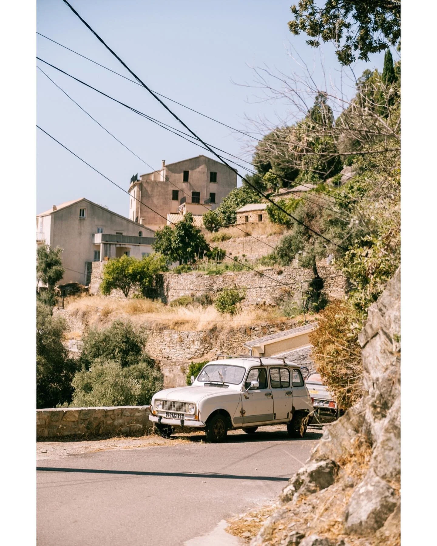 [S&eacute;rie Corse #2]
.
Pour cette s&eacute;rie j&rsquo;ai s&eacute;lectionn&eacute; des d&eacute;tails crois&eacute;s dans les villages. 
.
Il y a quelques ann&eacute;es je n&rsquo;aurais jamais pris cette photo (la premi&egrave;re) parce que j&rs