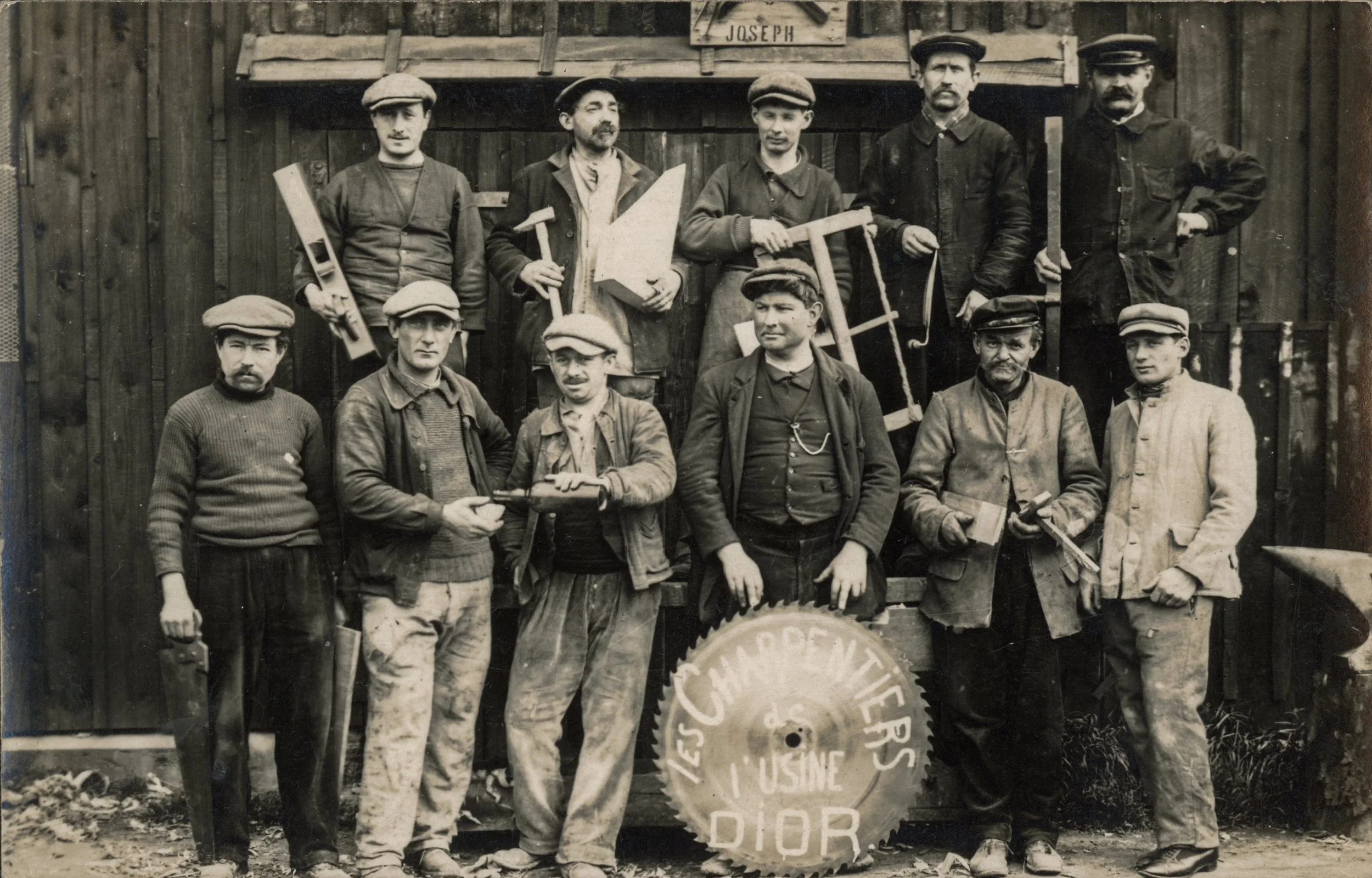 Photographie - Les ouvriers de l'usine Dior.jpg