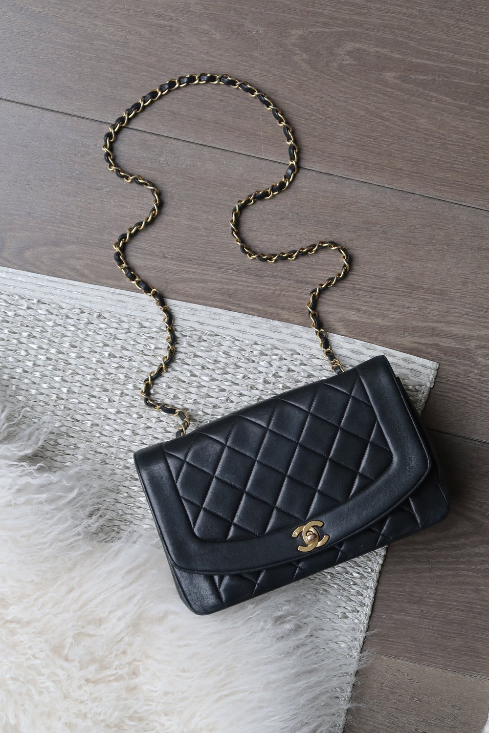Chanel Diana bag, single flap, medium size (25 cm) black lambskin, 2 series  (1991-1994) ‣ For Sure Vintage