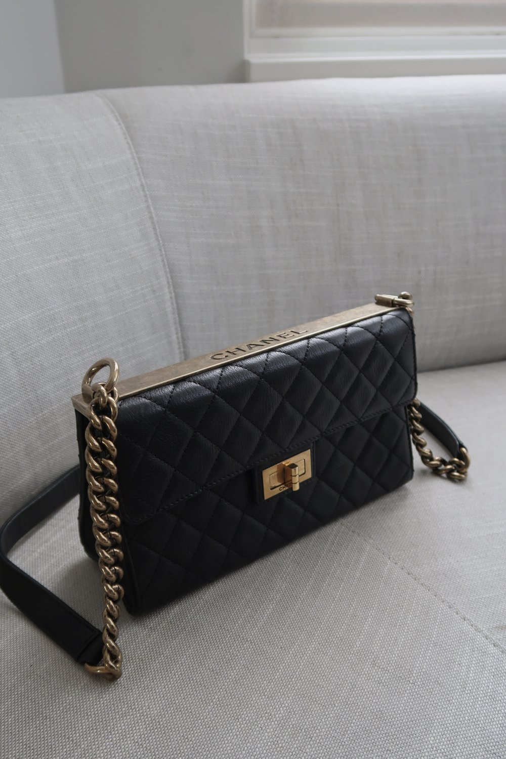 Chanel Vintage black 2.55 shoulder bag with wavy stitches and rope