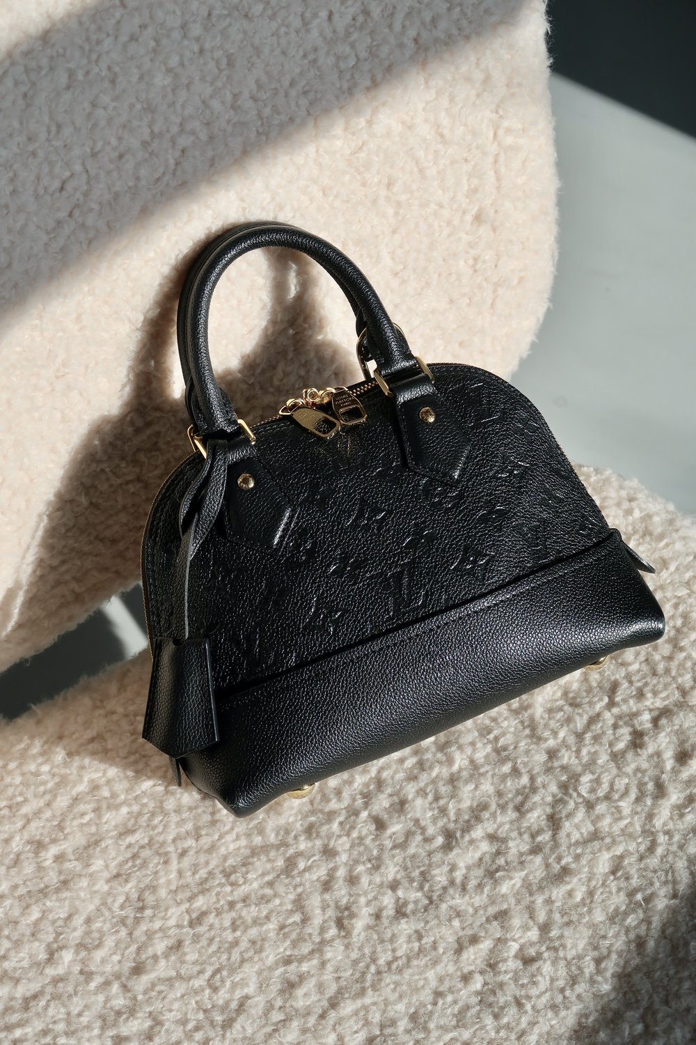 Absolutely in love with this bag, the Neo Alma BB in cream, but I can only  find the black version on the site, is this color discontinued? :  r/Louisvuitton