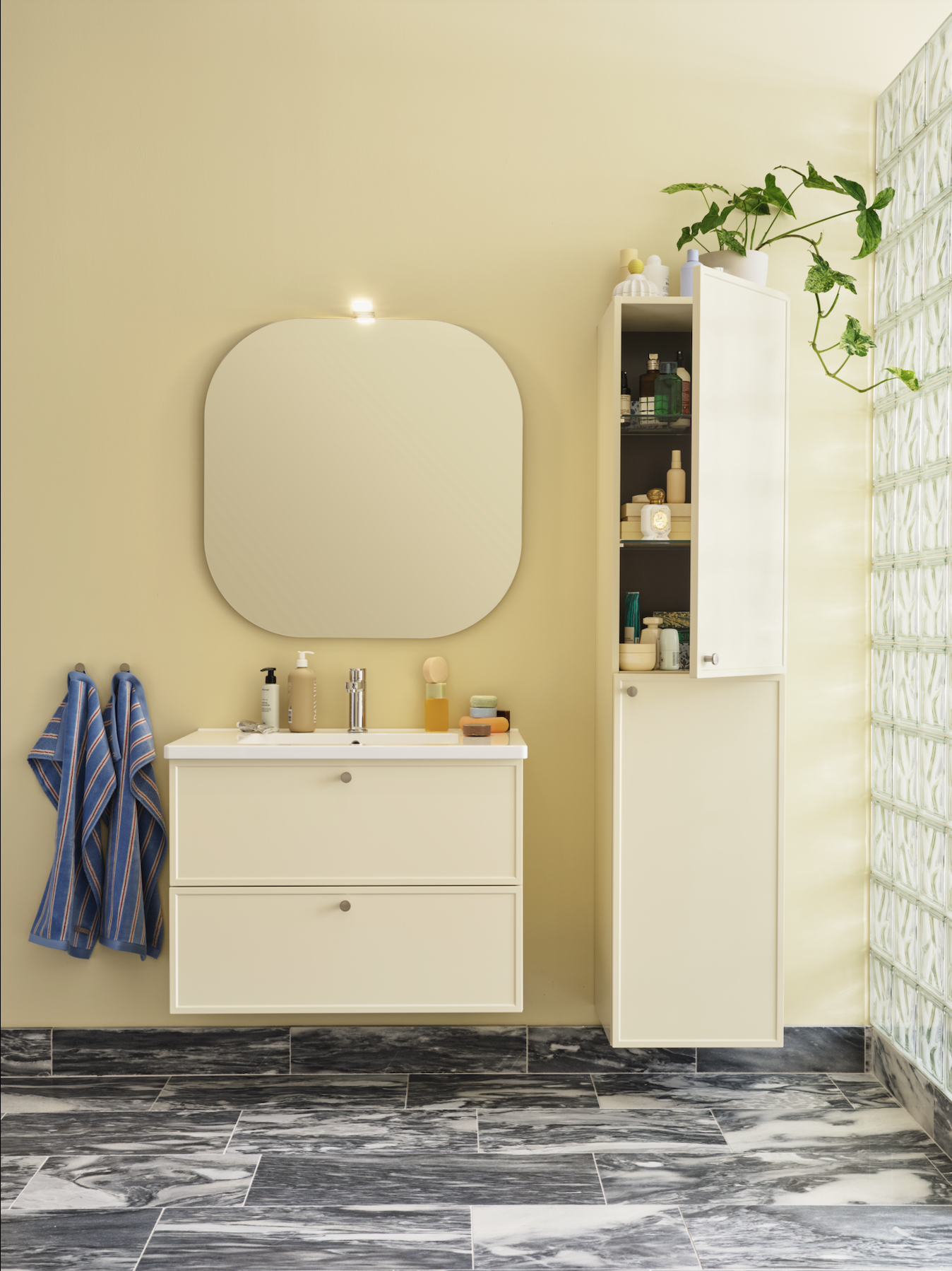 Dennis Valencia, Vedum, Bathroom cabintes.png