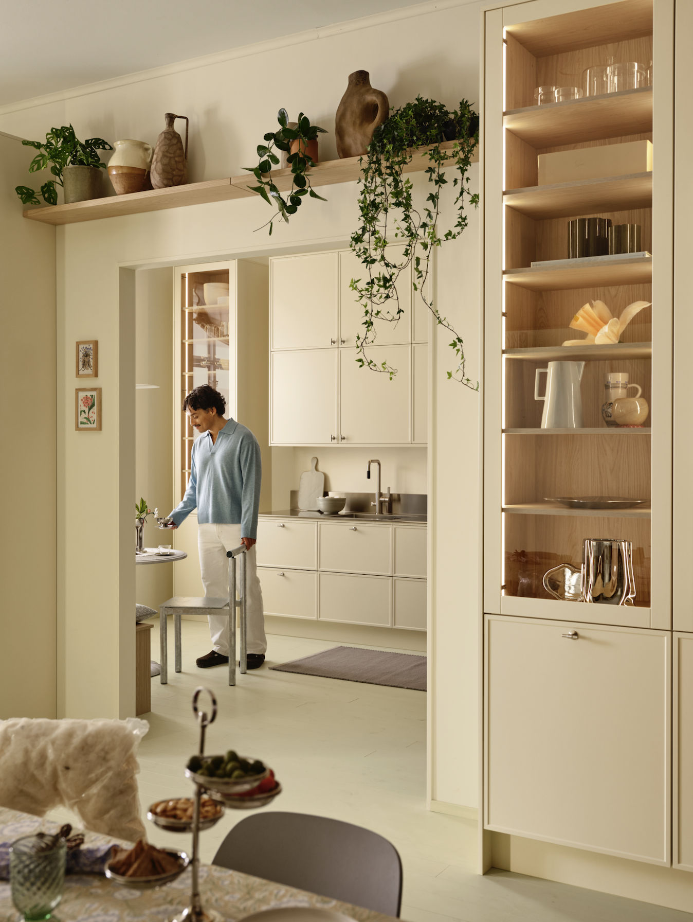 Dennis Valencia, breakfast table kitchen, Vedum.png