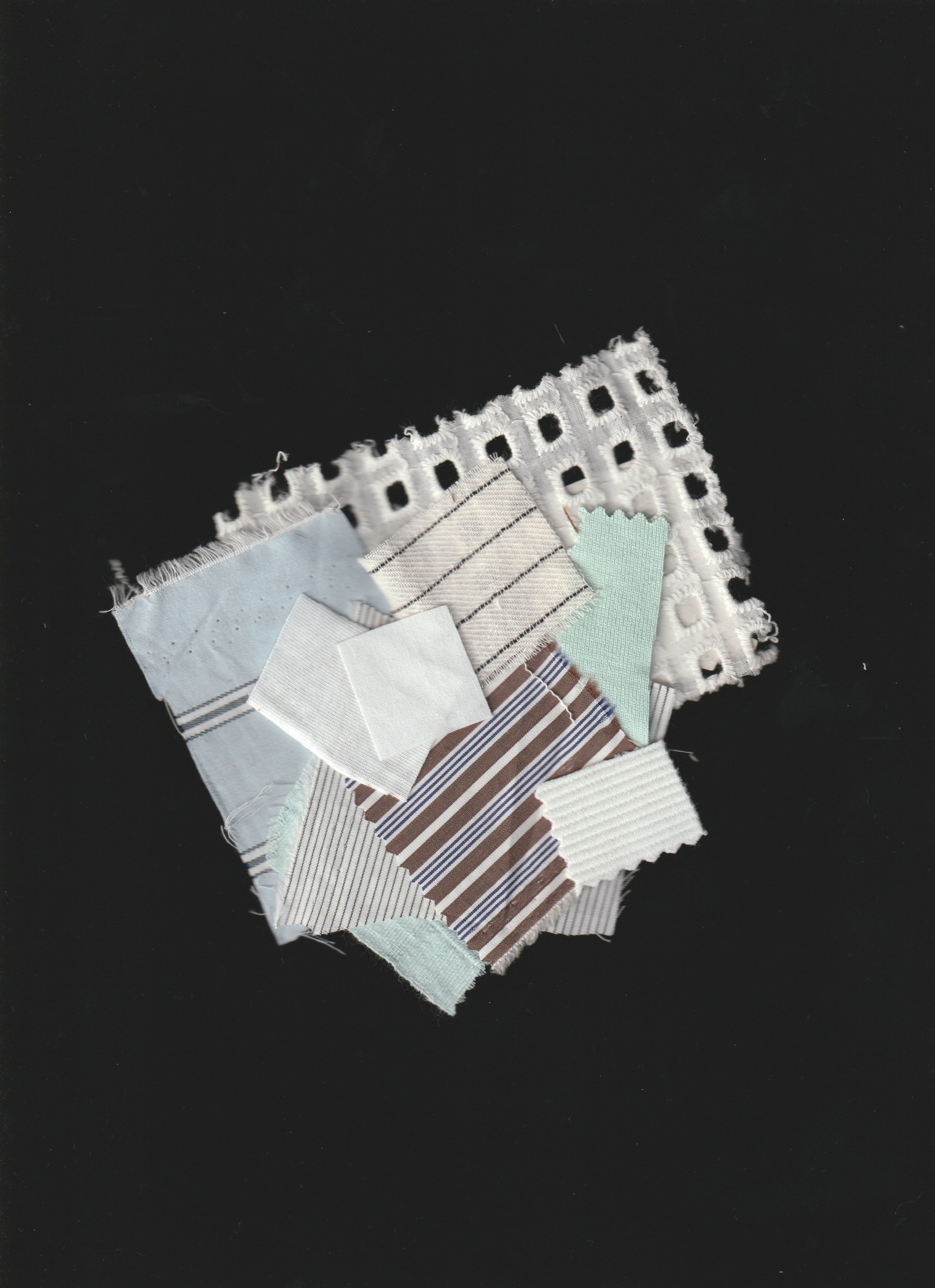 Un assemblage de différentes petites pièces de tissu avec diverses textures et couleurs, disposées sur un fond noir.