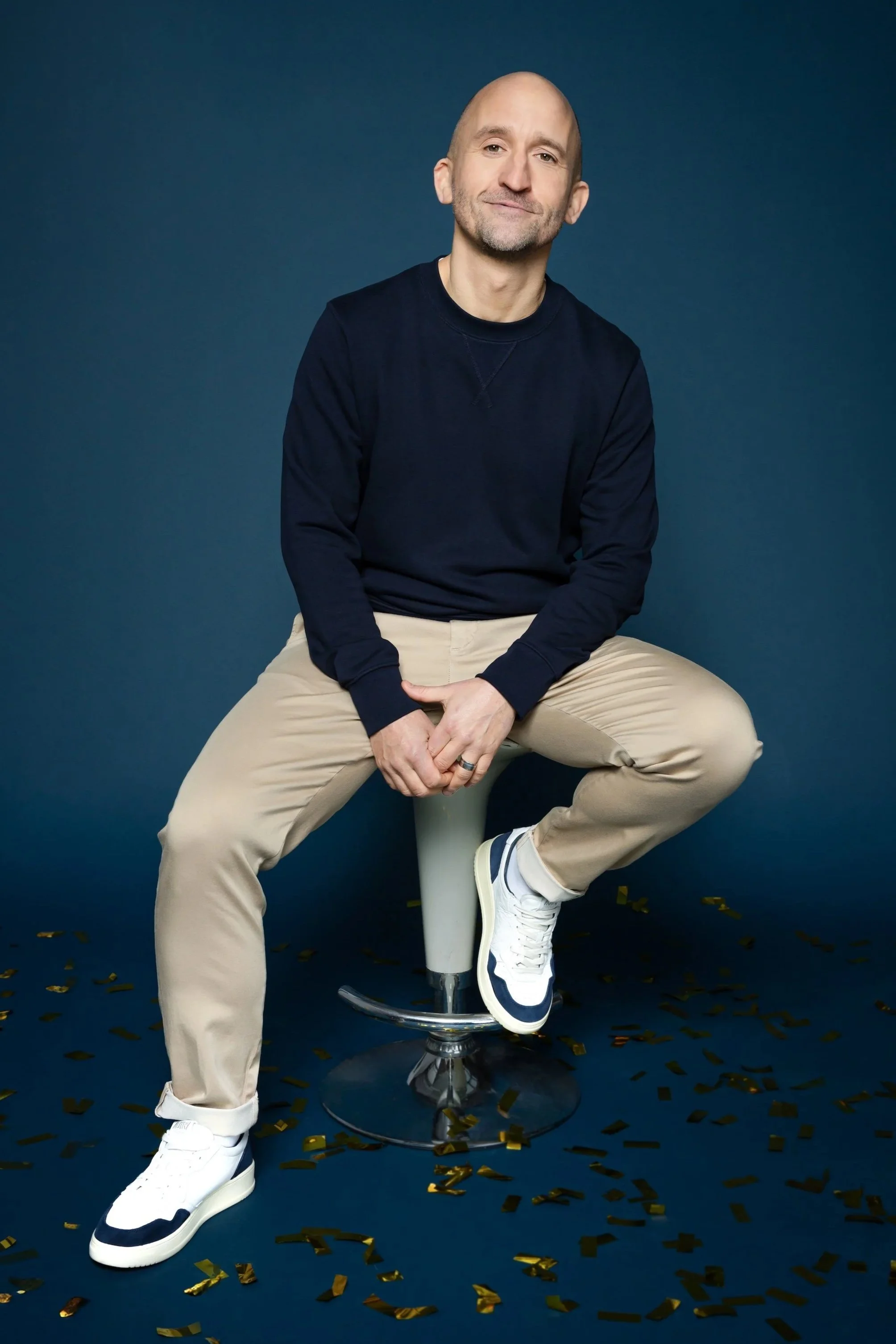 Der Kabarettist Markus Barth sitzt auf einem Stuhl. © Stefan Mager