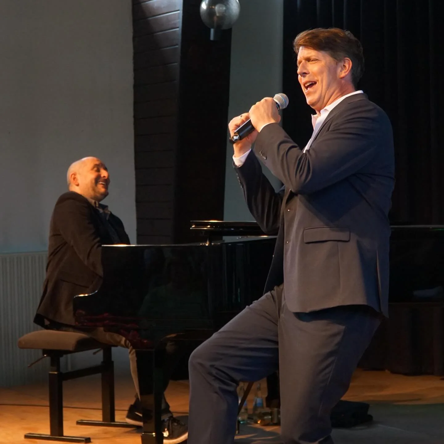 Was f&uuml;r ein wunderbarer Muttertag in der rappelvollen Tonhalle Geldern! 🌹🎶

Mit unserer &bdquo;Kultveranstaltung am Muttertag&ldquo; haben wir dieses Jahr gemeinsam die unvergesslichen Lieder von Udo J&uuml;rgens gefeiert &ndash; emotional, hu