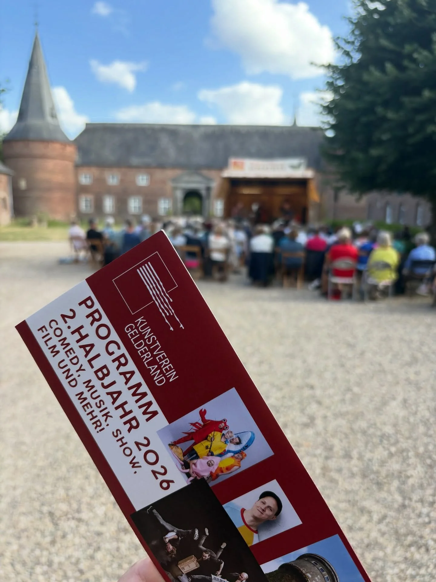 Letzten Sonntag war unser Wald- und Wiesenkonzert auf Schloss Haag. Bei bestem Wetter, atmosph&auml;rischer Kulisse und toller Stimmung durften wir den s&uuml;dl&auml;ndischen Kl&auml;ngen der Truppe rund um Sebastian Netta aus M&uuml;nster lauschen.