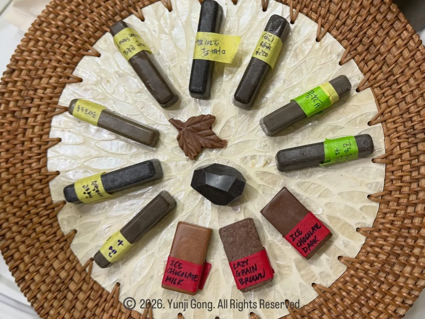 지구색 크레용 만들기 과정은 흙을 수집하며 경험한 지역 생태 이야기를 나누고 크레용으로 응축하는 시간입니다. 더불어 만들기를 위한 손의 움직임을 감상하는 시간이기도 하죠. 다채로운 흙을 다루는 손의 움직임 또한 무척 다채롭거든요.

이번 그린레시피랩 워크랩 <조응하는 지구색 크레용 만들기> 워크숍에서는 참여해 주신 열 분의 손을 지켜보았는데요. 흙과 기물들을 바삐 오가는 스무 개의 손이 만드는 소음이 마치 리듬처럼 느껴졌습니다. 

