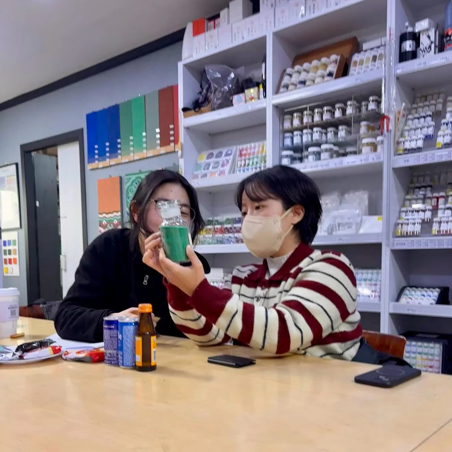 지난 주, 인사동에 위치한 가일전통안료에 갔습니다. 한국의 전통안료 기본 개념 강의들으러요. 그리고 그린레시피랩 숨쉬는 재료들 팀 작가님들과 일년간 공부하며 막혔던 질문들을 여쭈었습니다. 

안료의 ph 농도가 중요한 이유와 보존과 방수를 위한 전통재료 등을 안내받았고, 안료제작자의 미감이 한중일 삼국의 전통안료 사이에서 한국 특유의 색감을 특징짓는다는 사실을 배웠습니다. 요즘 관심있는 산호석 제련 노하우는 비밀이라셔서 전통안료에 대한 궁금증이