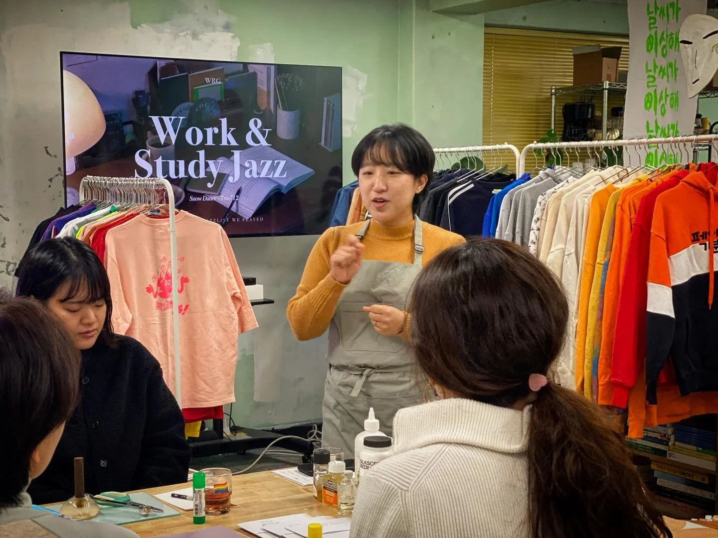 키후위키의 오프라인 공간을 마무리하는 자리에서 더 큰 날숨을 위한 작은 들숨을 연습하는 전시 <실천의 숨은 멈추지 않는다> 연계 워크숍을 운영했습니다. @keywho_wekey 

<들숨 날숨 숨쉬는 드로잉 워크샵 - 새해 미니 포스터 만들기>는 숨쉬는 재료들 작가들이 만든 재생지에 천연 안료를 사용해 실크스크린 기법으로 포스터를 만드는 시간이었어요.

워크숍을 함께 운영한 손솜씨 작가님은 @son_somssi 콩과 팥으로