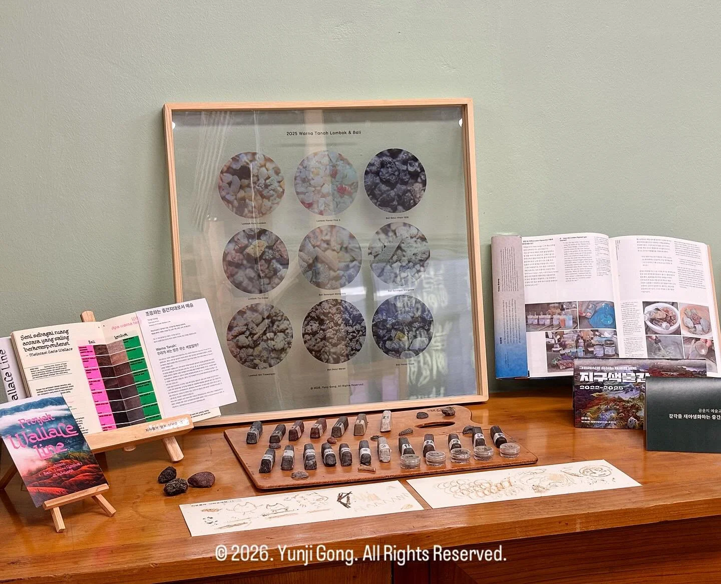 &ldquo;우리가 사는 땅은 어떤 색깔일까?&rdquo;
2022년부터 이어진 생태안료 탐구의 여정 중에 하나의 질문이 저를 인도네시아 발리와 롬복, 한국의 안산과 제주로 이끌었습니다. 질문을 따라 모은 흙은 다양한 색 만큼 다채로운 이야기를 품고 있어요. 

이번 전시에선 지난 일년간 그린레시피랩에서 함께 나눈 생태안료 탐구 여정뿐 아니라 지난 워크랩에서 발제한 생태미술교육 사례연구도 비치해두었답니다. 

전시를 준비하며 톺아보니 자분자분 