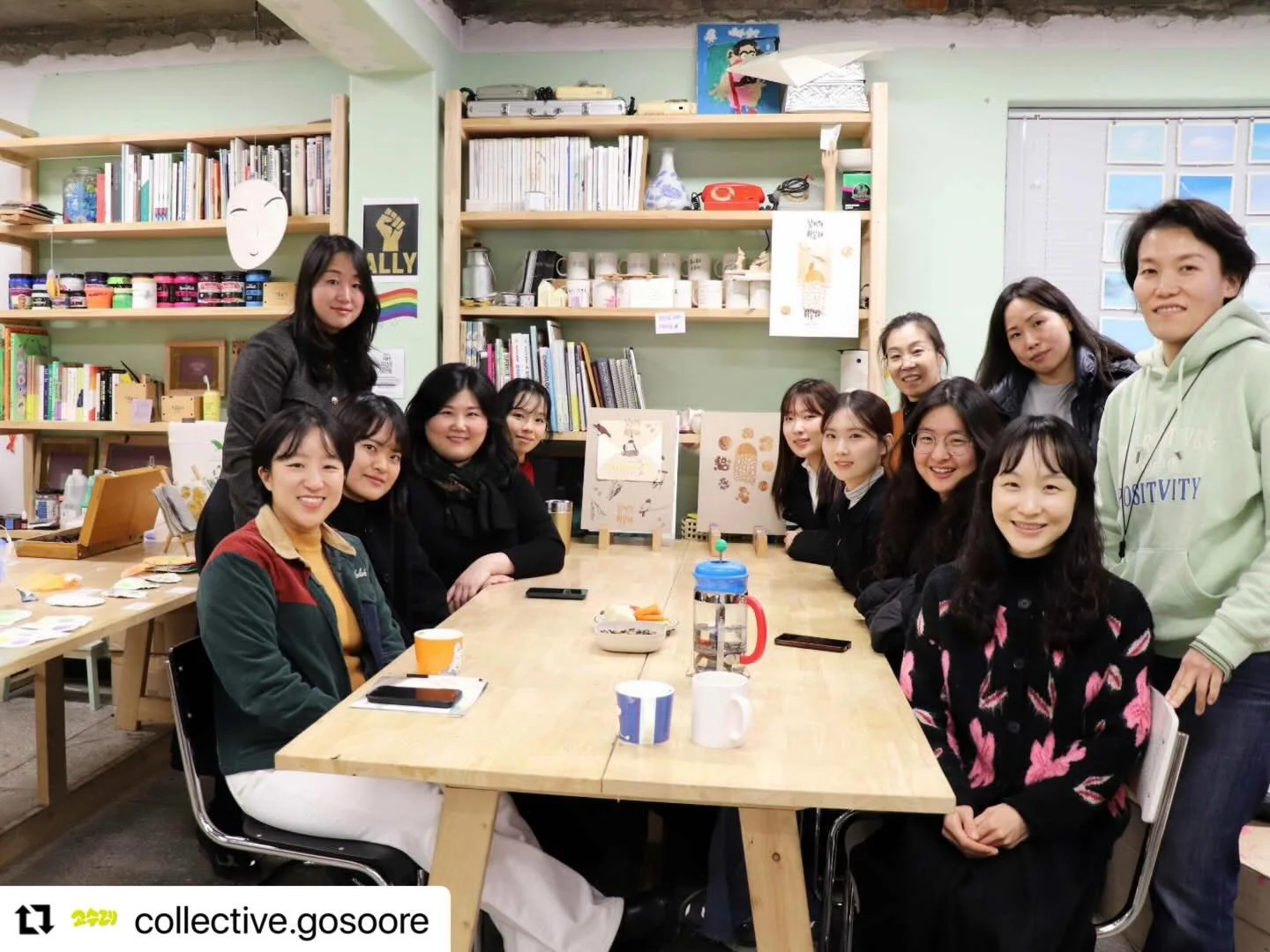 🌿
전시 마지막 날에는 서로의 들숨과 날숨이 되어준 소회를 나눴습니다. 

주저하던 시간 끝에 용기를 낸 숨쉬는 재료들의 작가님들.
오랜 고민 끝에 새로운 시도로 새해를 연 고수레 콜렉티브.
그리고 더불어 함께하는 장을 새롭게 갱신하는 키후위키팀까지.
알고보니 이번 전시는 세 팀의 역동이 아름답게 얽히는 시간이었어요.

이번 전시 덕분에 모두의 새해 새 걸음을 응원하는 마음으로
지난 한해의 연구와 시도를 매듭지을 수 있어 기뻤습니다. 🌿

