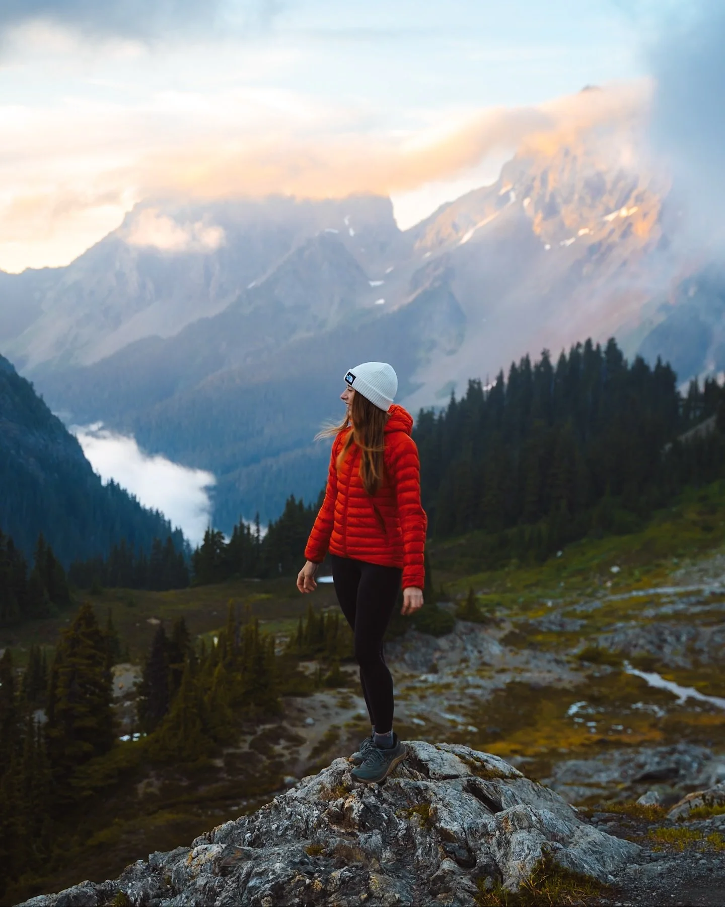 Always finding joy hiking in these beautiful mountains&hellip;I&rsquo;m so grateful to call Washington home.

This was a last-minute sunset hike I did last month. I had hiked it exactly one year prior, so it felt special to hike it again. I love revi