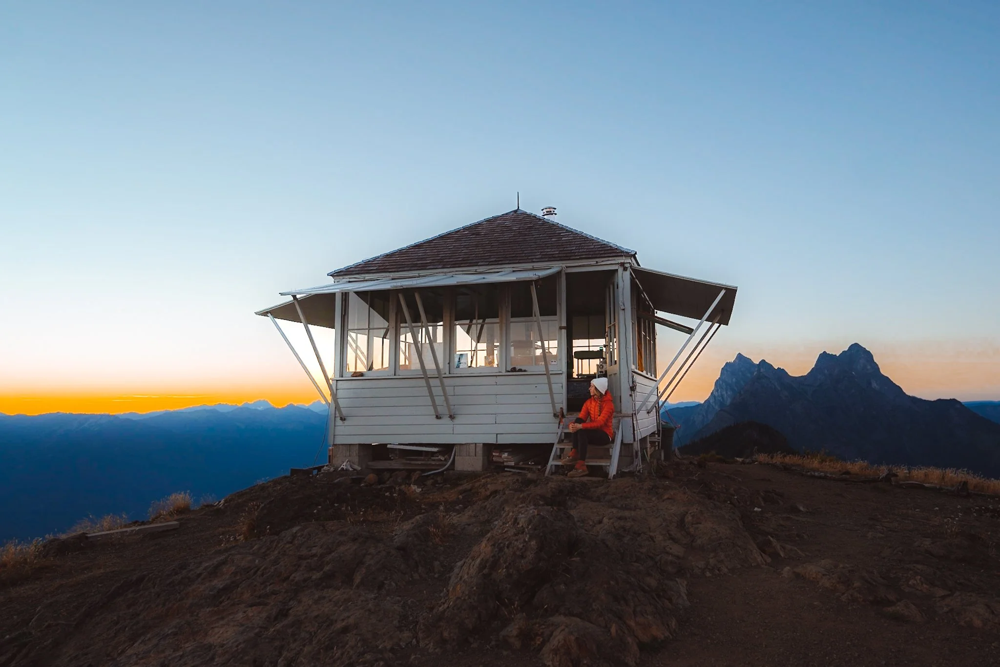 backpacking essentials gear list, ultralight backpacking gear, lightweight backpacking gear, tent, shelter, hiking shoes, backpacking clothes, women backpacking, tarp camping, backpacking washington