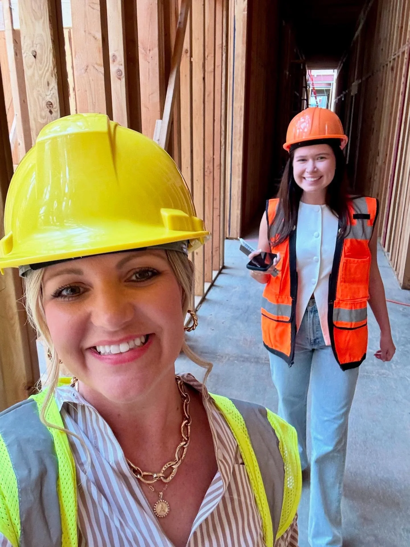 👷🏼&zwj;♀️👷🏼&zwj;♀️ DEVELOPMENT // Two projects in the same town under construction = reason to celebrate! 🎉 🚧🏗️ This week Kelsey and Amber joined Marriott and the Ownership group for a successful Model Room review. Even sweeter&mdash;our clien