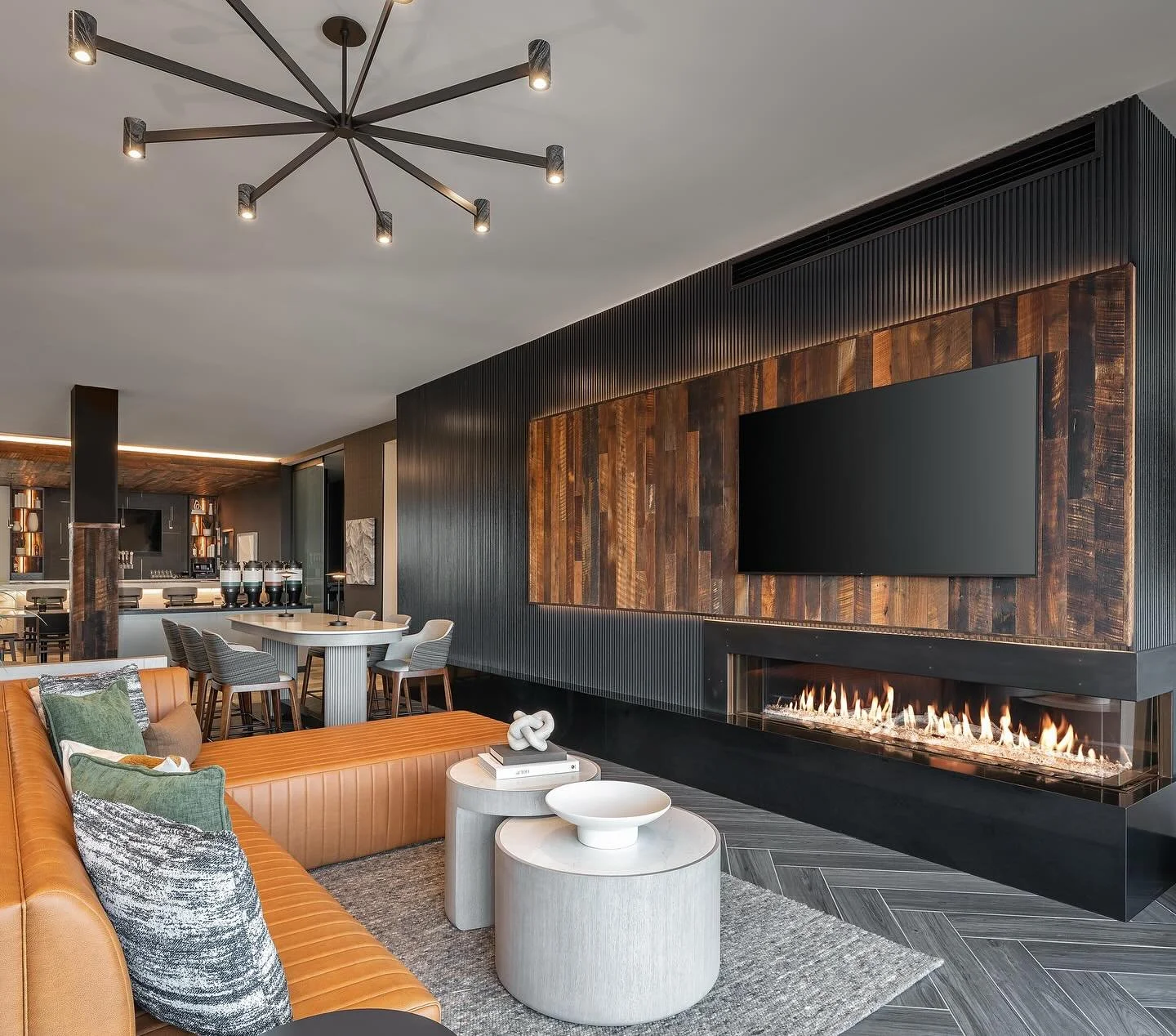 🔥 FIRESIDE // Okay, but can we talk about this stunning fireplace?? Sleek black finish = modern cool, the warm wood tones = cozy hug. Paired with layered fabrics and mixed textures, this corner is giving sophisticated comfort with a side of drama✨

