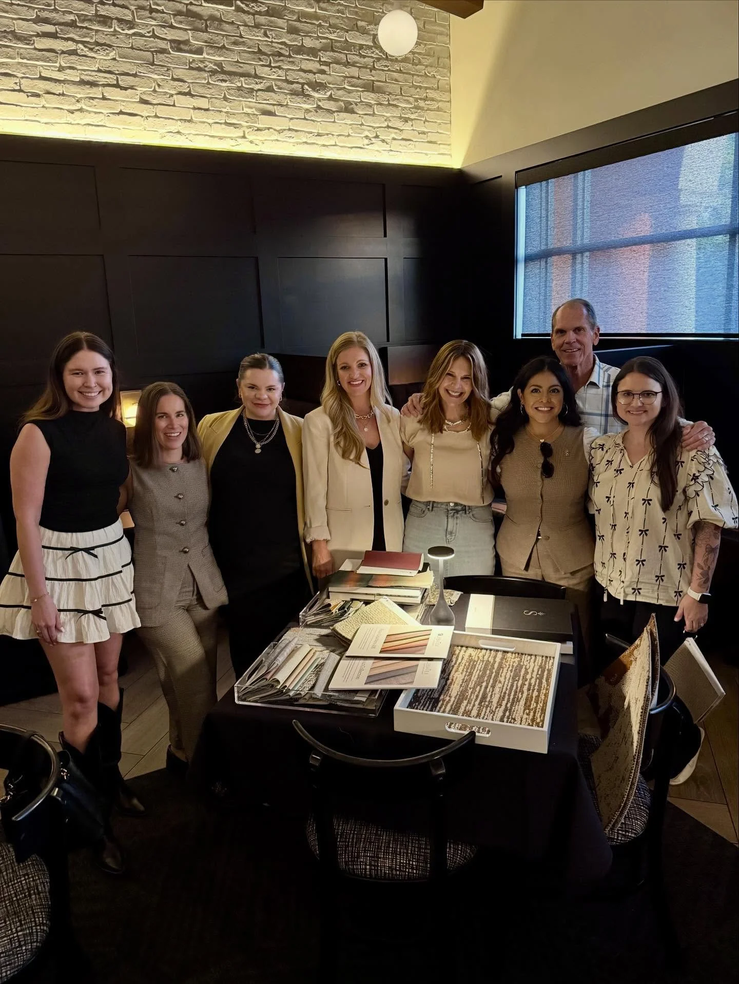 🧶NETWORK // Had a blast last night with the amazing team at @signatureflooring_mn.nd.sd and the one and only @stacygarciastudio🌟 It&rsquo;s always a good time when industry friends come together for some laughs, great conversation, and a whole lot 