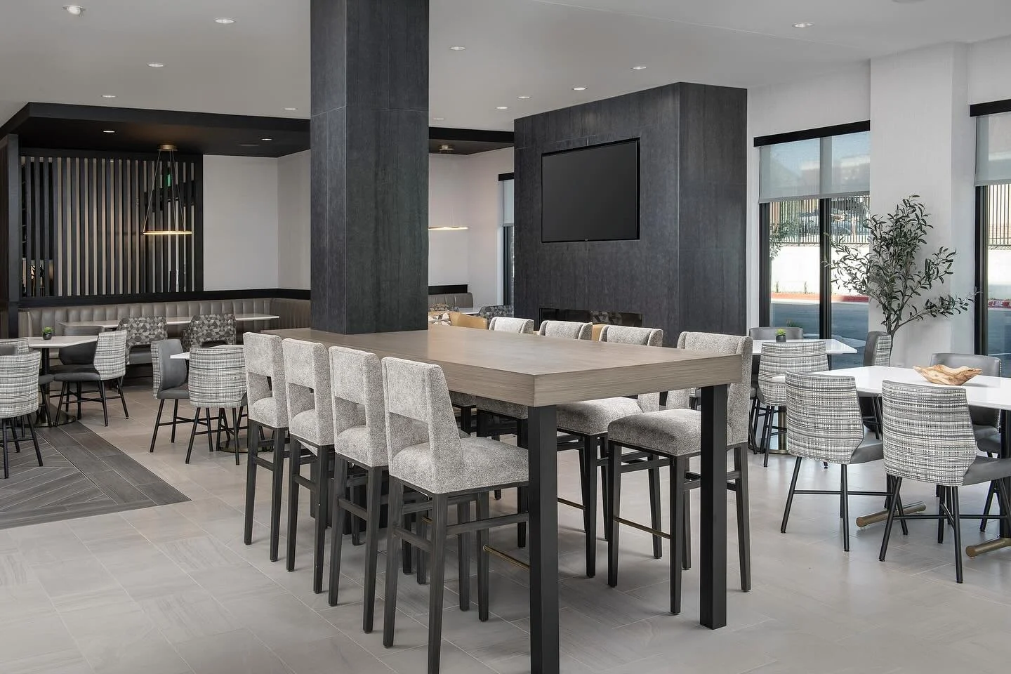 🤳🏼ELEGANT // A refined space designed for connection. Modern meets comfort and inspires conversation✨ The mix of textures, tones, and clean lines brings people together in the best way!!

&bull;

#DesignVibes #HospitalityDesign #ModernInteriors #In