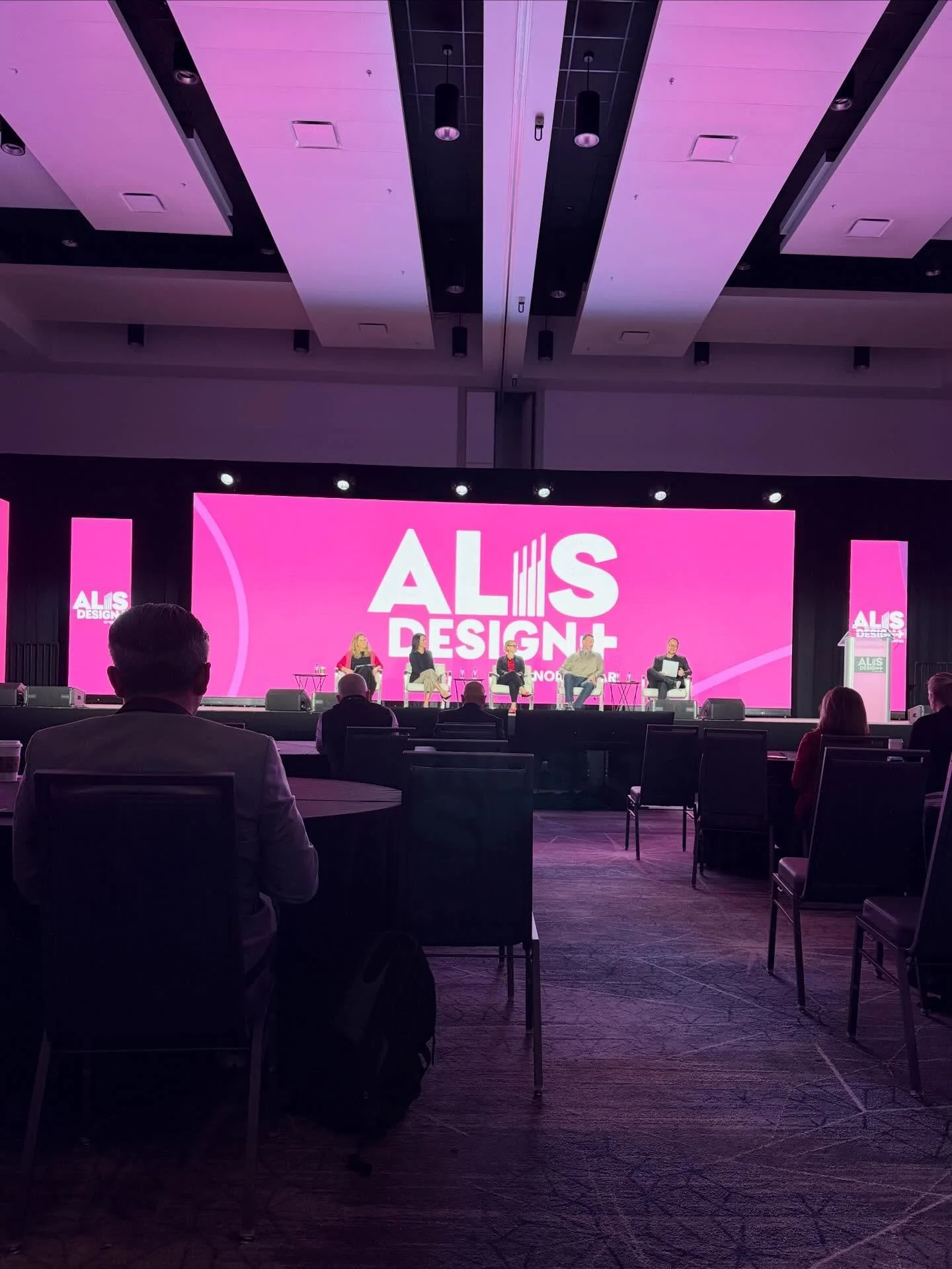 🙋🏻&zwj;♀️ALIS Design+ // an inspiring few days at ALIS Design in LA 🌴 Victoria explored vendor booths, connected with new industry professionals, and attended several engaging panels. She especially enjoyed the AI-focused discussion which explored