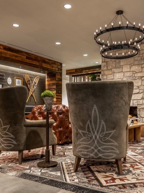 🦌DETAILS // A little bit rodeo. A little bit apr&egrave;s-ski. And a whole lotta looking like you love me! 🤠⛷️ 

Steamboat, you had us at the details. 👢

Carpet: @brintonsamericas 
FF&amp;E: @kimballhospitality 

#SteamboatSprings #HospitalityDesi