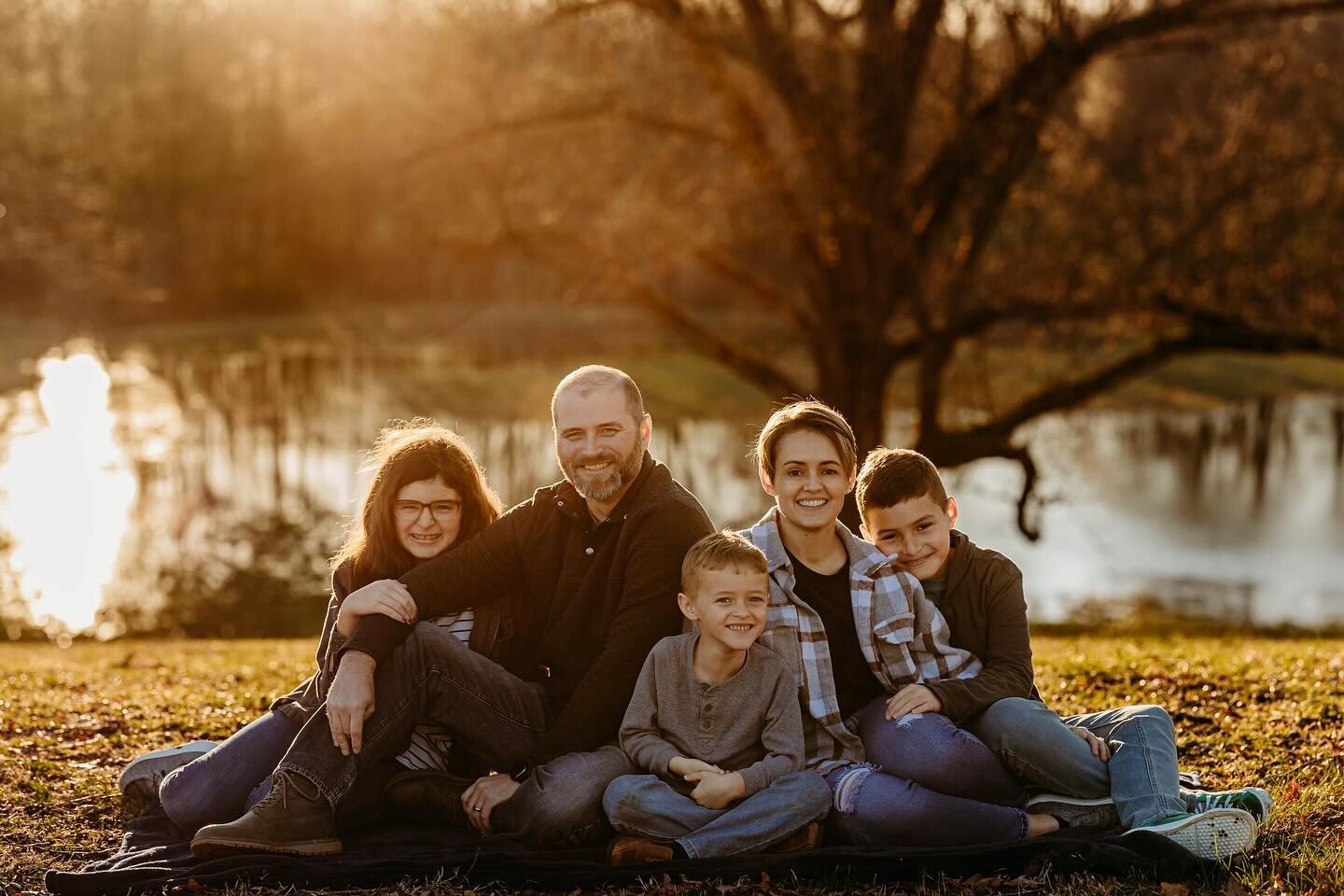 Who else is loving this extra hour of daylight!? Extra sunlight means extra time to squeeze in some family pictures before it gets too hot out. 

I still have a few Spring dates available, message me if you&rsquo;re interested!