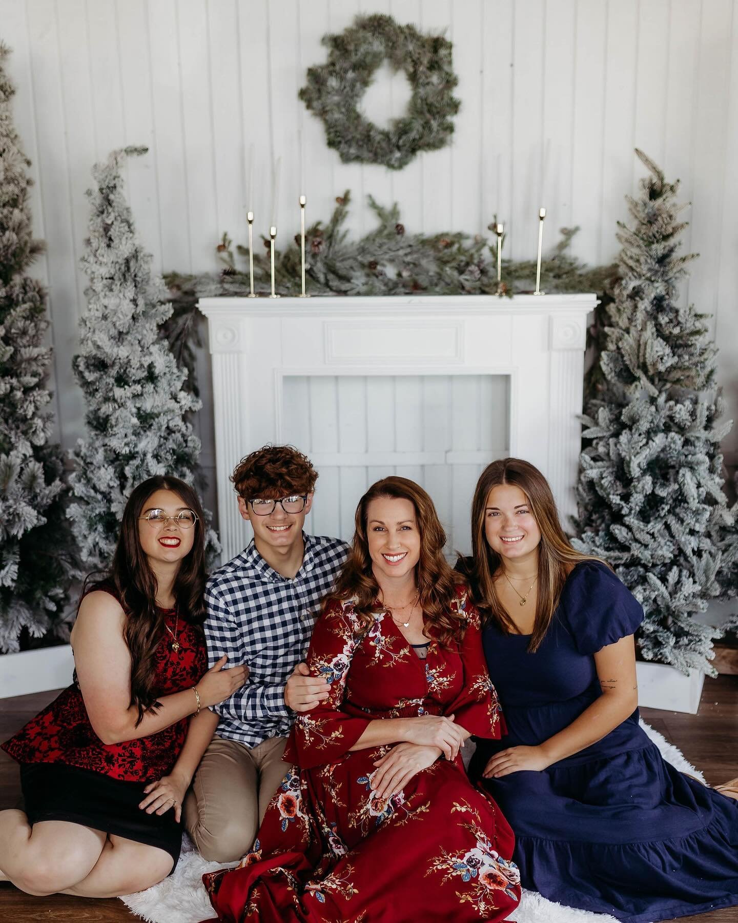 Christmas minis are in full swing 🥰 I still have spots available for November 30th!