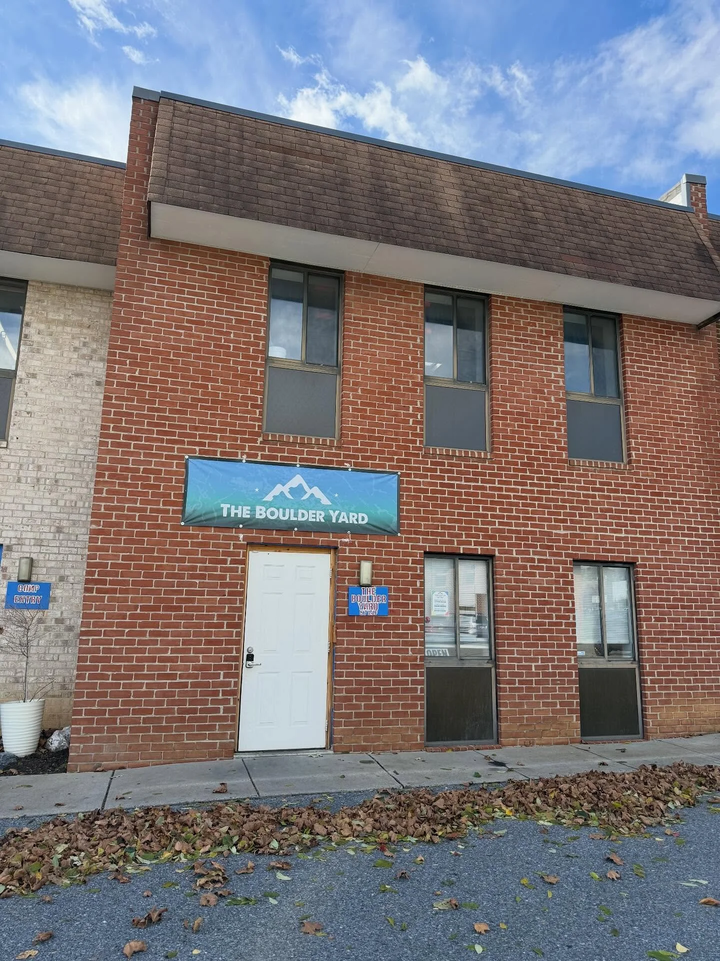 Stopped by our favorite Bouldering Gym @theboulderyard to fix their WiFi 

Now their wireless is strong as a 🪨