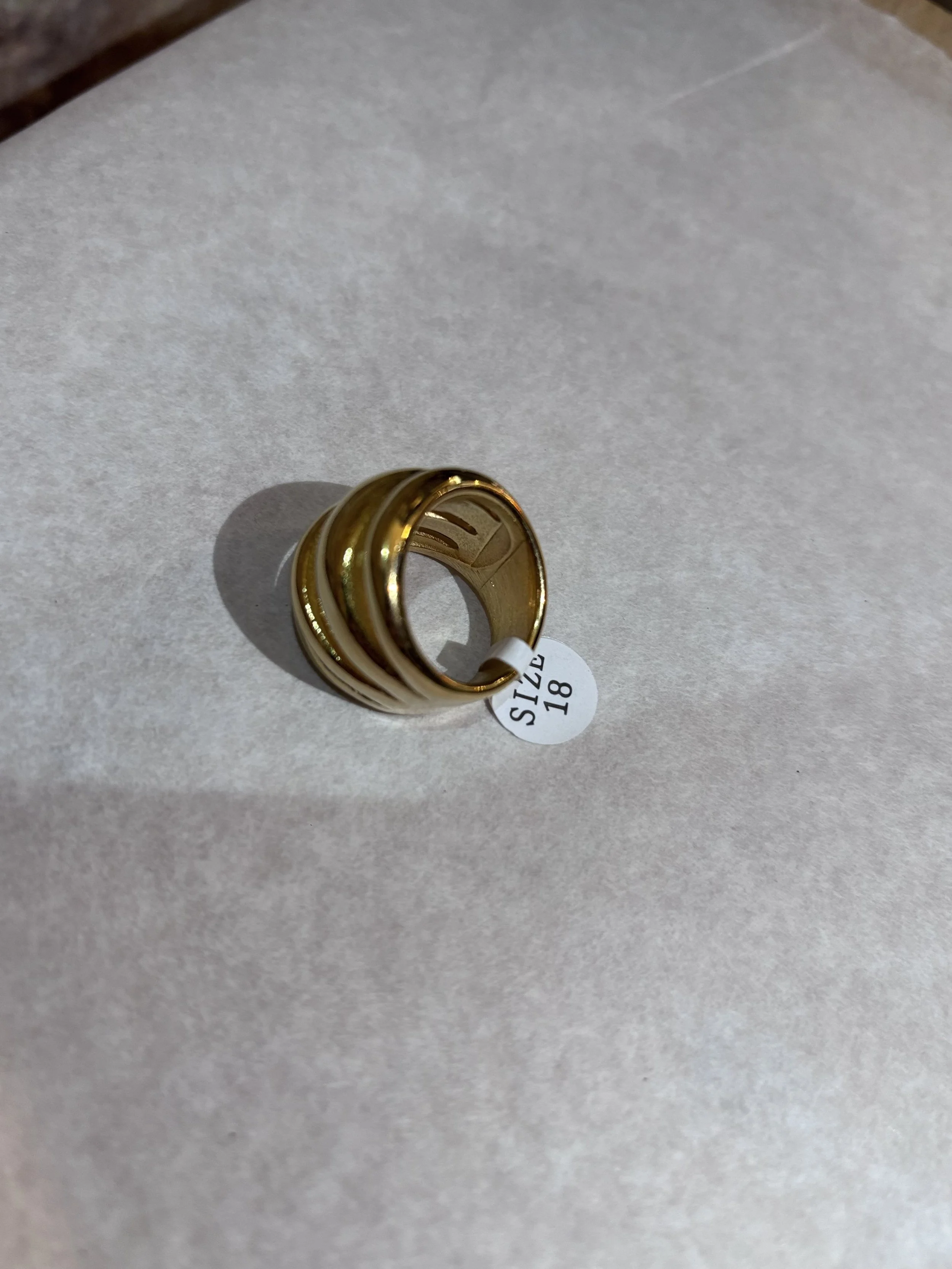 bague, bijoux, doré, acier inoxydable, doigts, main , grosse, peau.jpeg