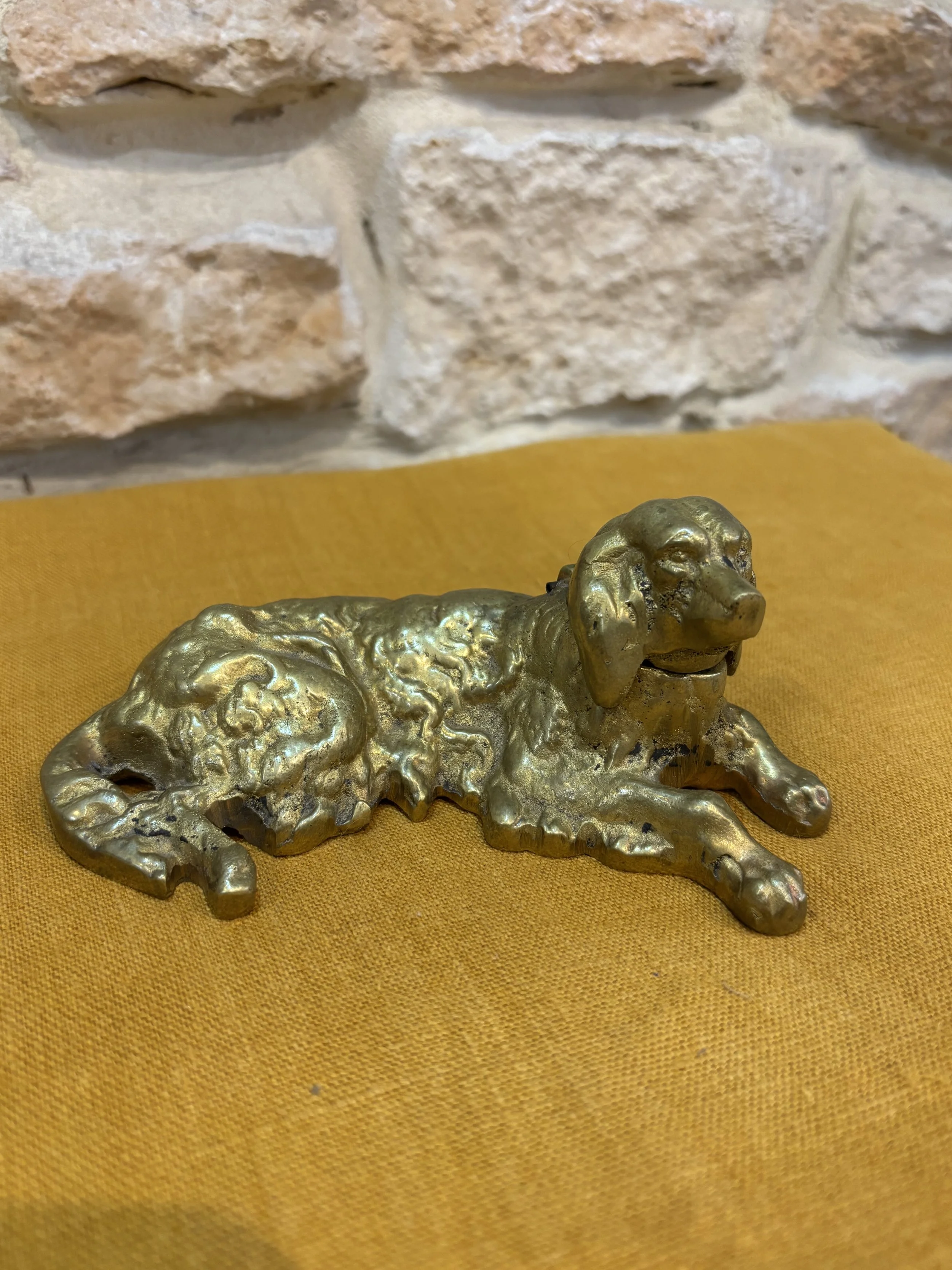 Encrier en bronze chien couché