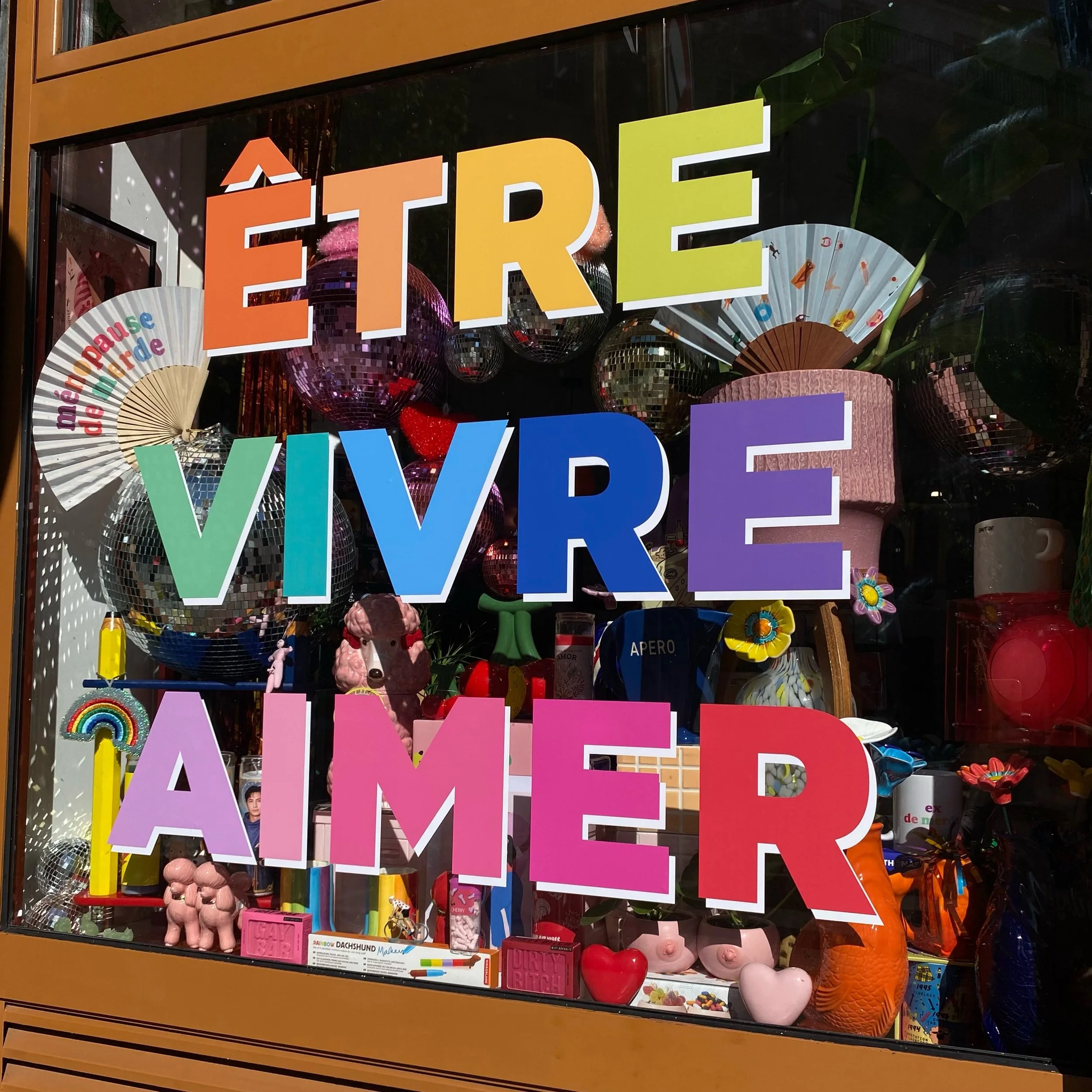 Voyez la vie en arc-en-ciel 🌈✨
L&agrave; o&ugrave; les couleurs dansent, o&ugrave; les reflets disco se multiplient et o&ugrave; la f&ecirc;te rassemble🪩
Une vitrine comme une ode &agrave; la joie, &agrave; la libert&eacute; et &agrave; toutes les 