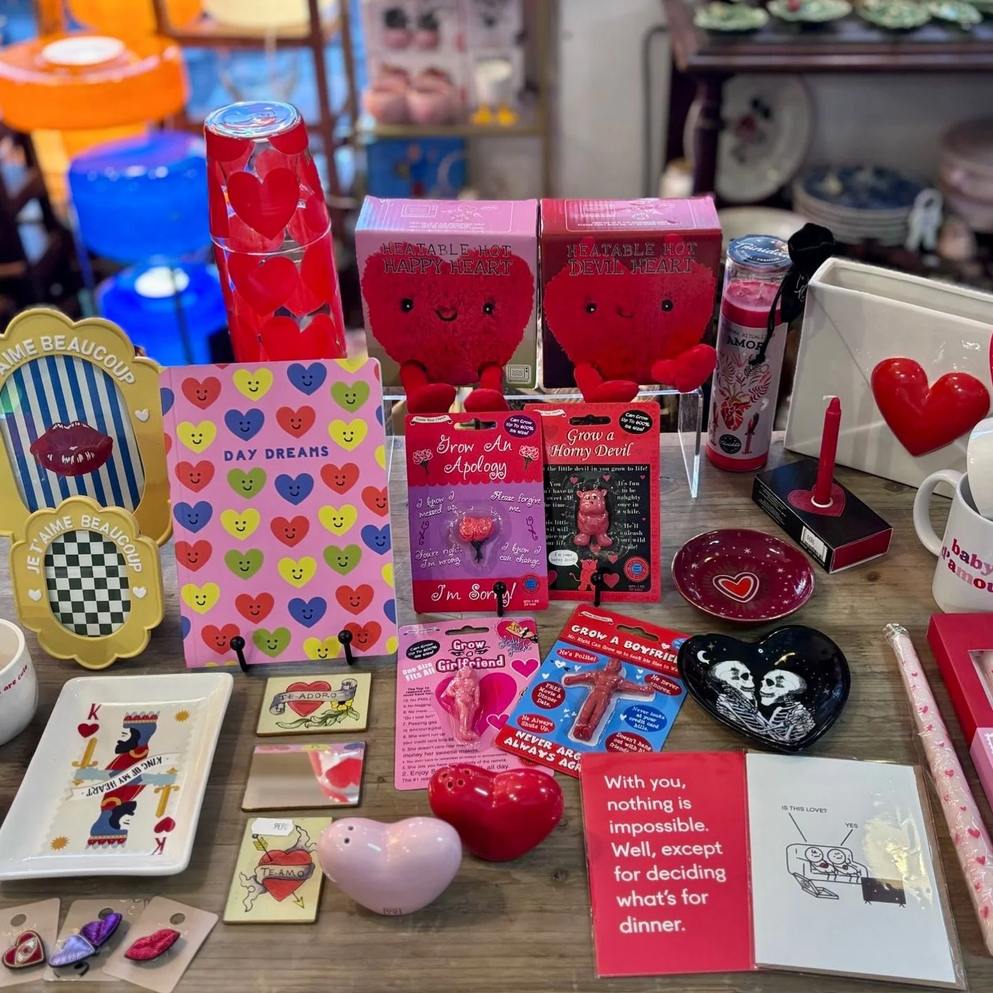 Love is in the air ✨
Envie d&rsquo;un cadeau qui change des fleurs et du chocolat ?
Notre s&eacute;lection d&eacute;co Saint-Valentin est arriv&eacute;e en boutique 💘
Des pi&egrave;ces pens&eacute;es pour cr&eacute;er une ambiance pleine d&rsquo;amo