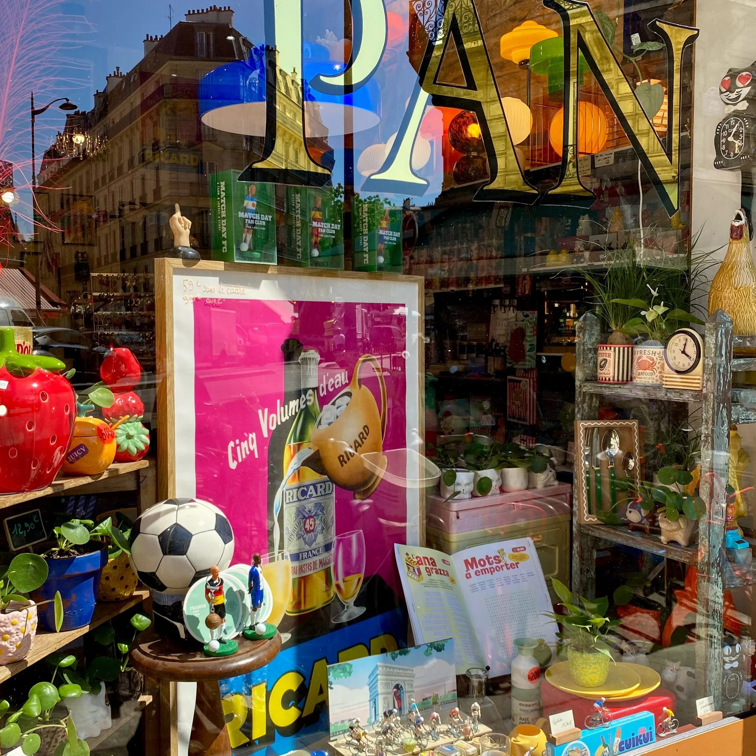 ☀️ L&rsquo;&eacute;t&eacute; s&rsquo;invite en vitrine ! 🚴⚽🥃

Le Tour de France, la coupe du monde, l&rsquo;esprit des vacances&hellip; Notre nouvelle vitrine met &agrave; l&rsquo;honneur les incontournables de la saison avec une touche vintage qui