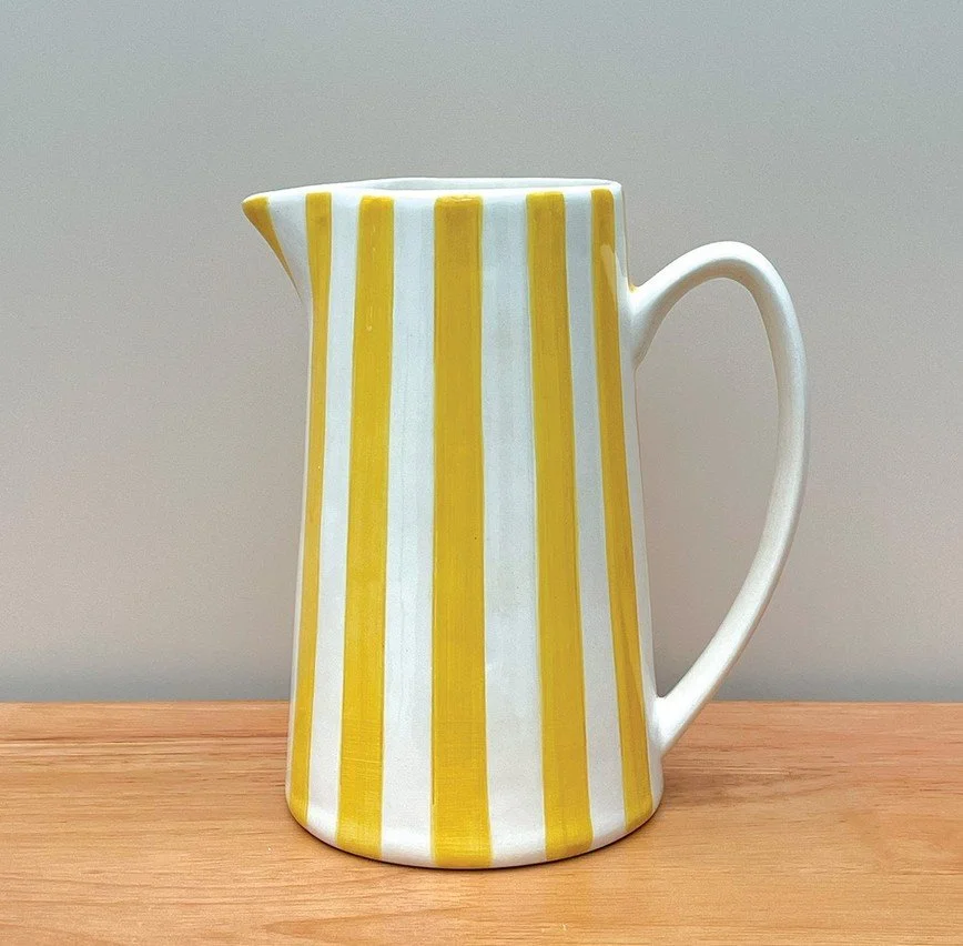 pichet, rayures, safran, opjet, eau, table, repas, grand.jpg