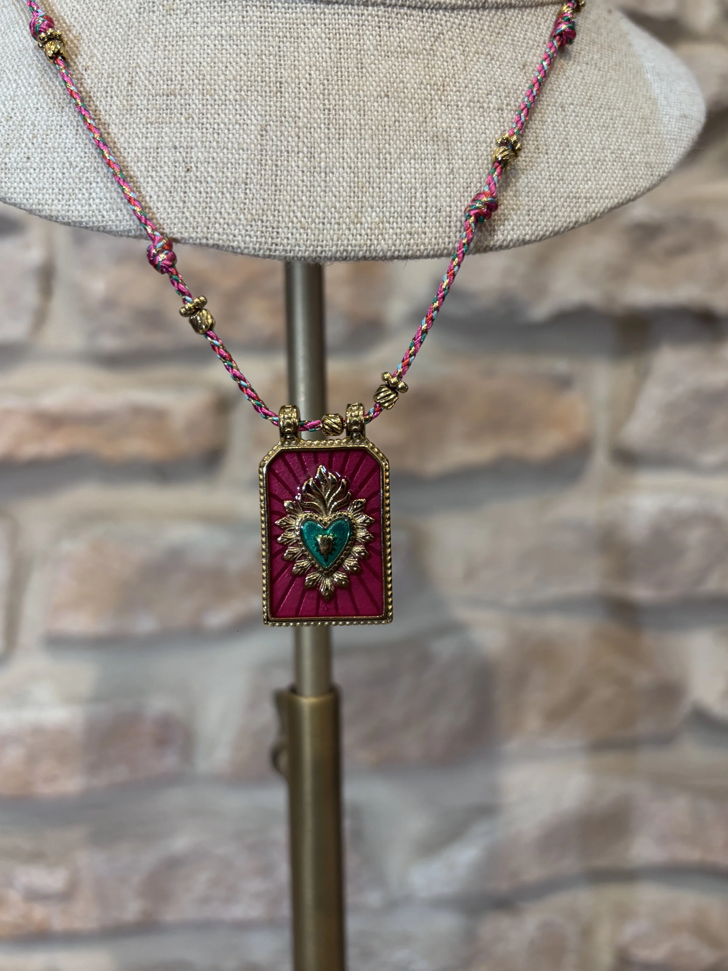 collier, habaha, tressé, cou, bijou, plaque, ex voto, rose.jpeg