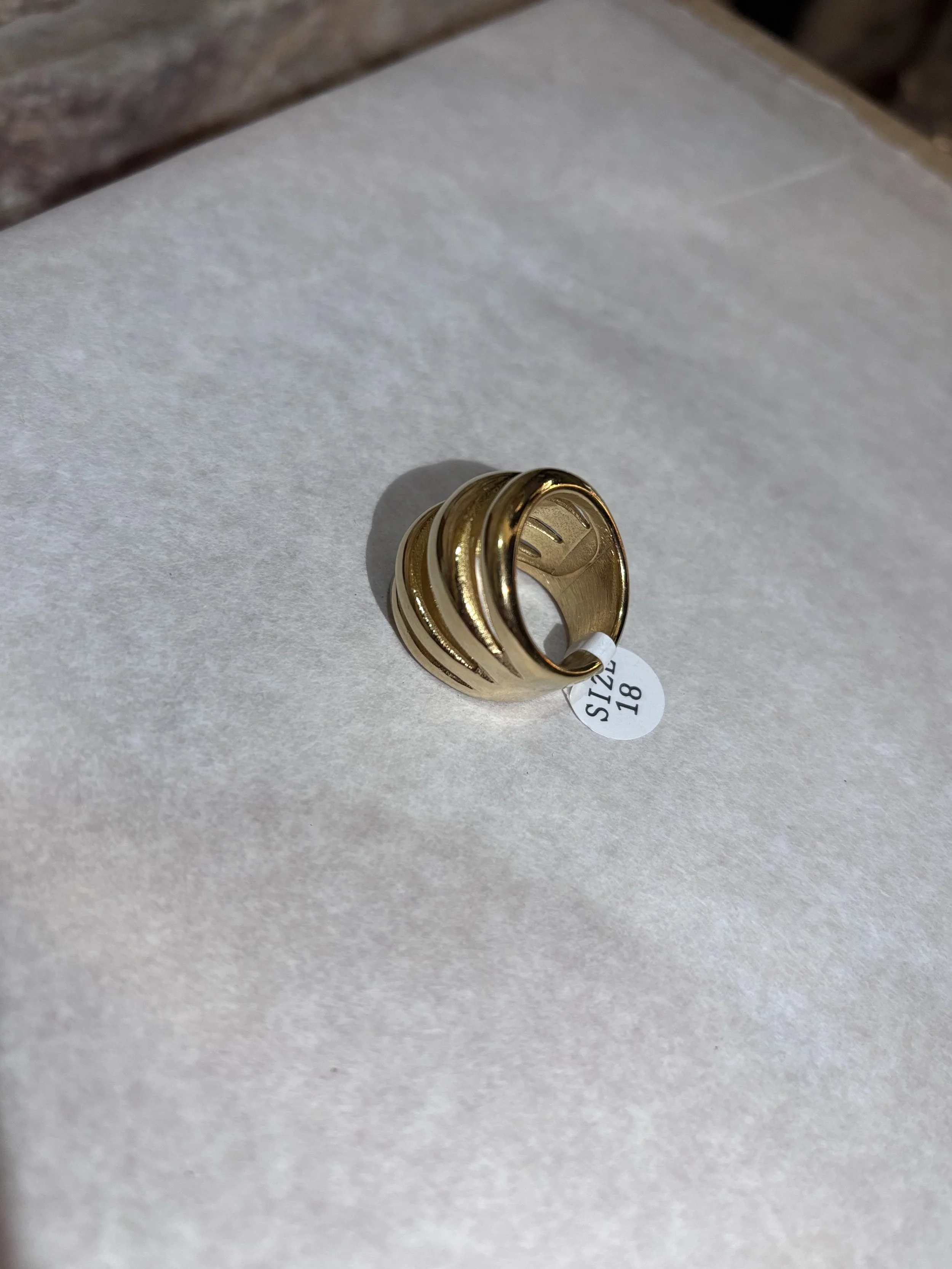 bague, bijoux, doré, acier inoxydable, doigts, main, grosse.jpeg