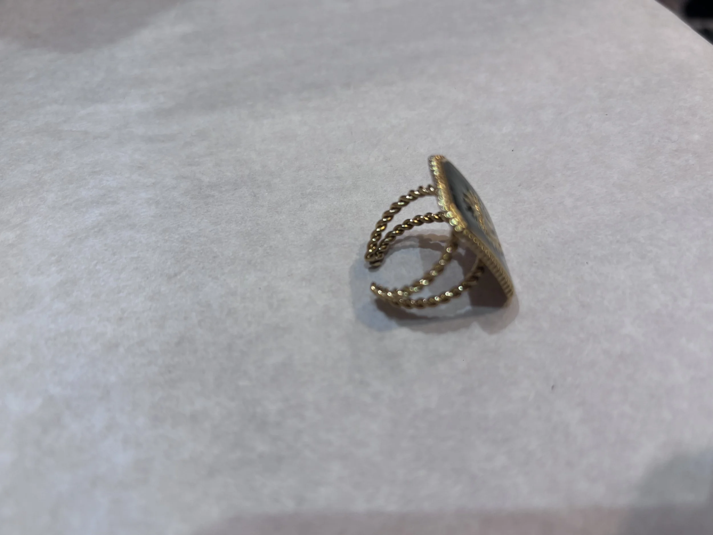 bague, bijou, acier inoxydable, doré, plaque, ex-voto, coeur, vert, doigts, main.jpeg