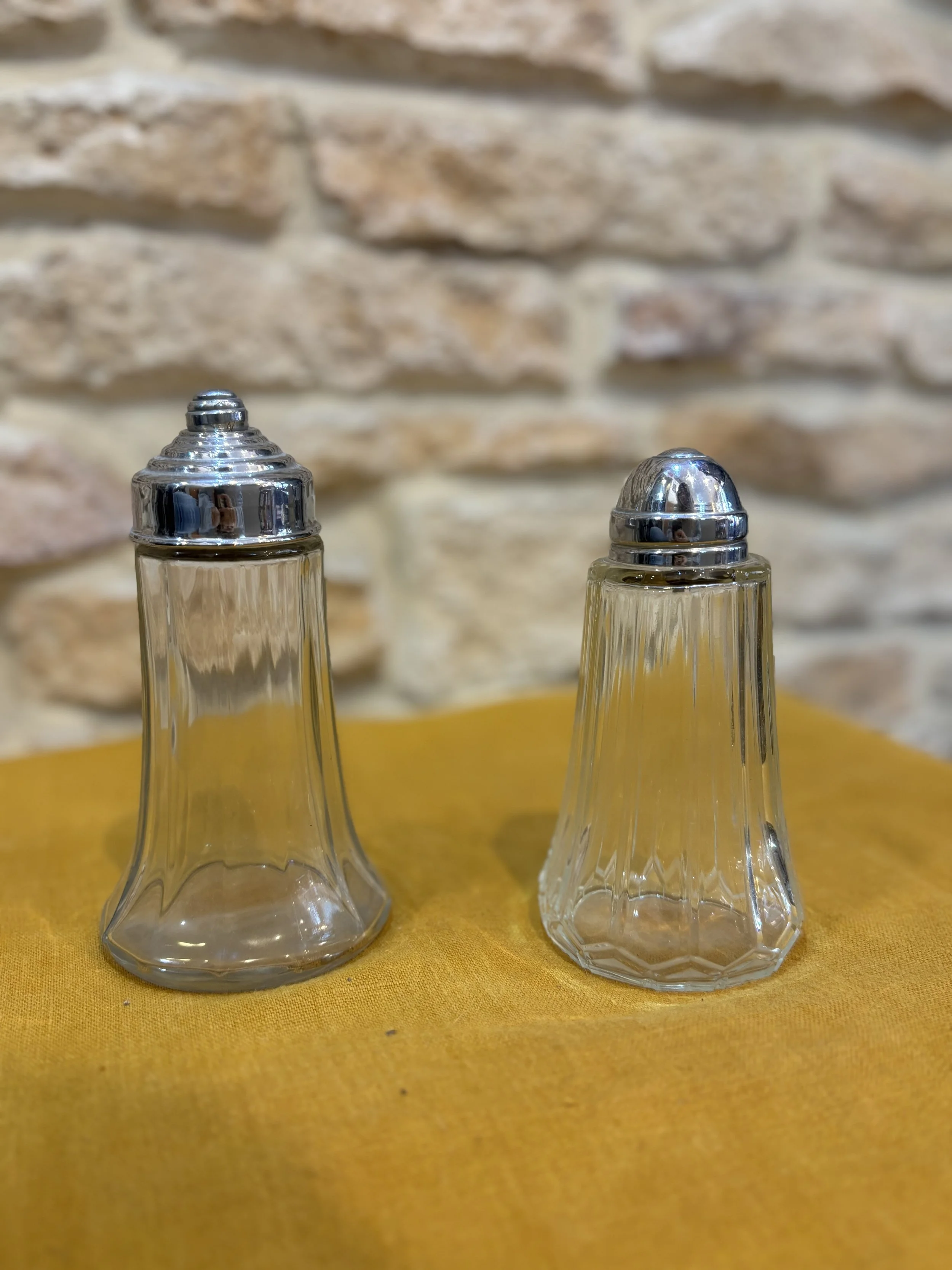 Salière et poivrière en verre